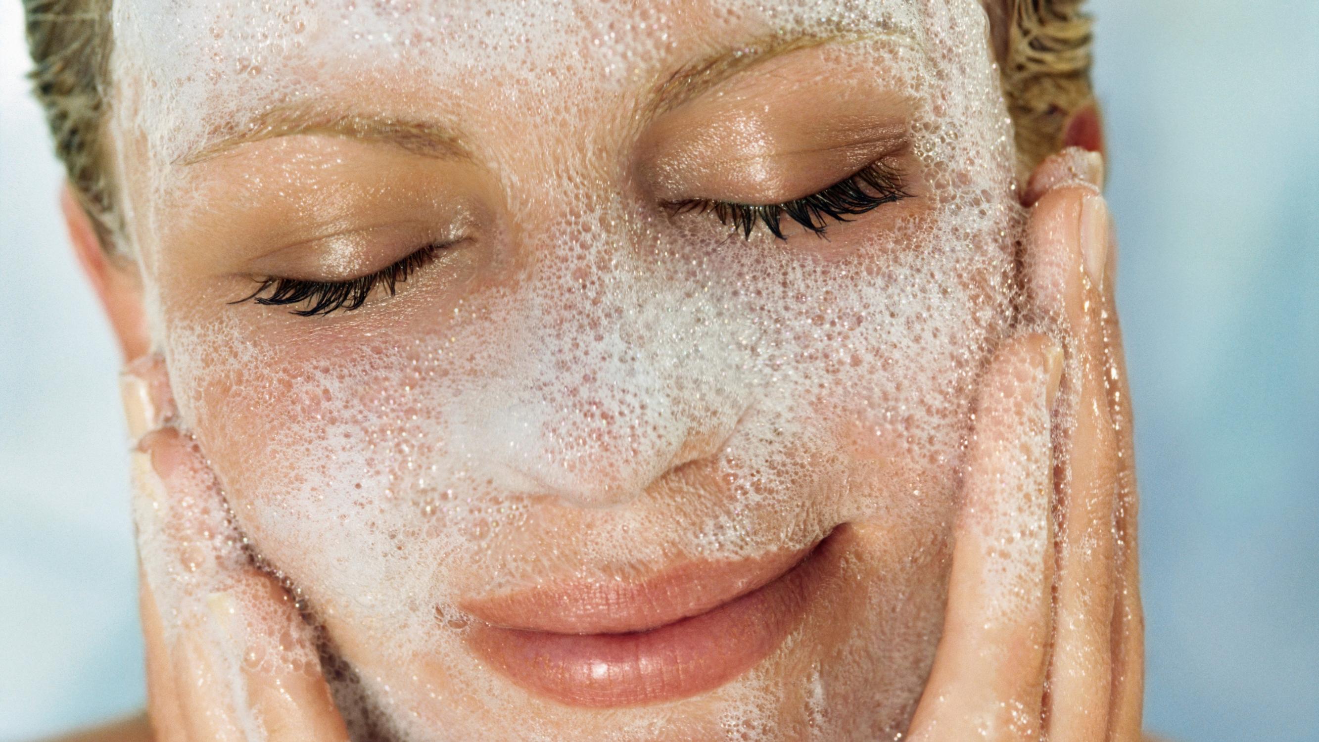 Tässä ovat parhaat meikinpuhdistusaineet apteekista – kaikki maksavat alle 25 euroa, ja voittaja poistaa jopa vedenkestävän meikin ärsyttämättä