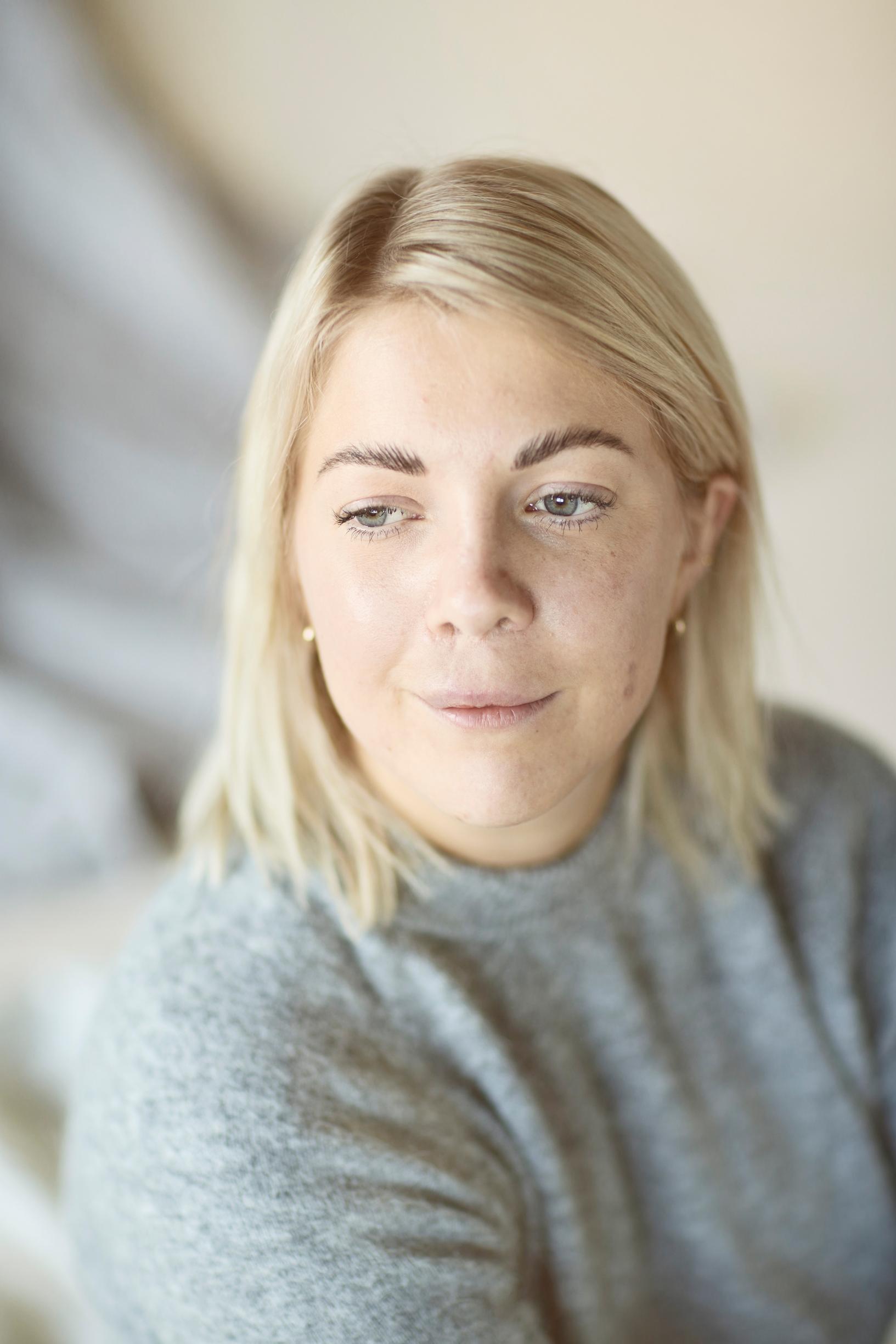 Sairaanhoitaja Johanna Kenttälä, 32, sanoo, että omakohtaisesta kokemuksesta on ollut hänen työssään hyötyä. ”Ei leikkaukseen tulevaa teiniä kiinnosta tilastot vaan se, miten leikkaus vaikuttaa esimerkiksi ulkonäköön.”