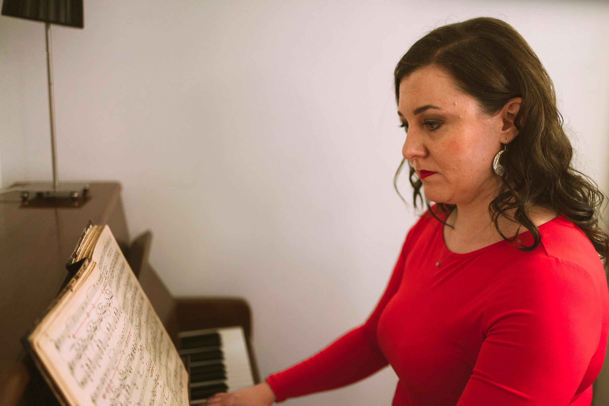 Arki kahden freelancerin perheessä on epäsäännöllistä, eikä mikään päivä toistu samanlaisena. Sairaudelleen Päivi ei anna periksi. ”Vaikka on ikävää herätä aamulla krapulaisen oloisena ilman juomista, se ei silti saa määrittää päivääni. Sillä sipuli.”