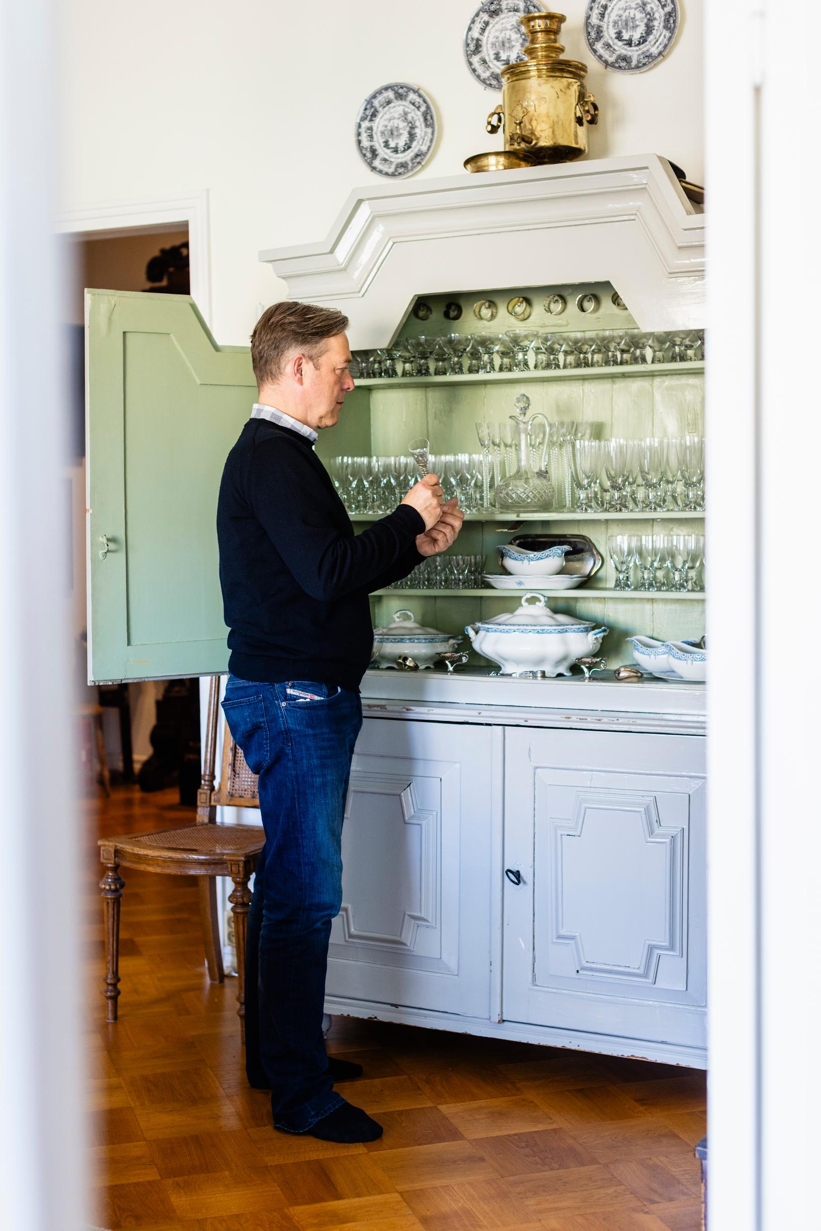 Jokaisella kodin tavaralla on tarina, joka on kirjoitettu muistilapulle. Ruokasalin 1600-luvulta peräisin olevan astiakaapin Riko peri näyttelijäkollega Lisa Bergströmiltä Paraisilta