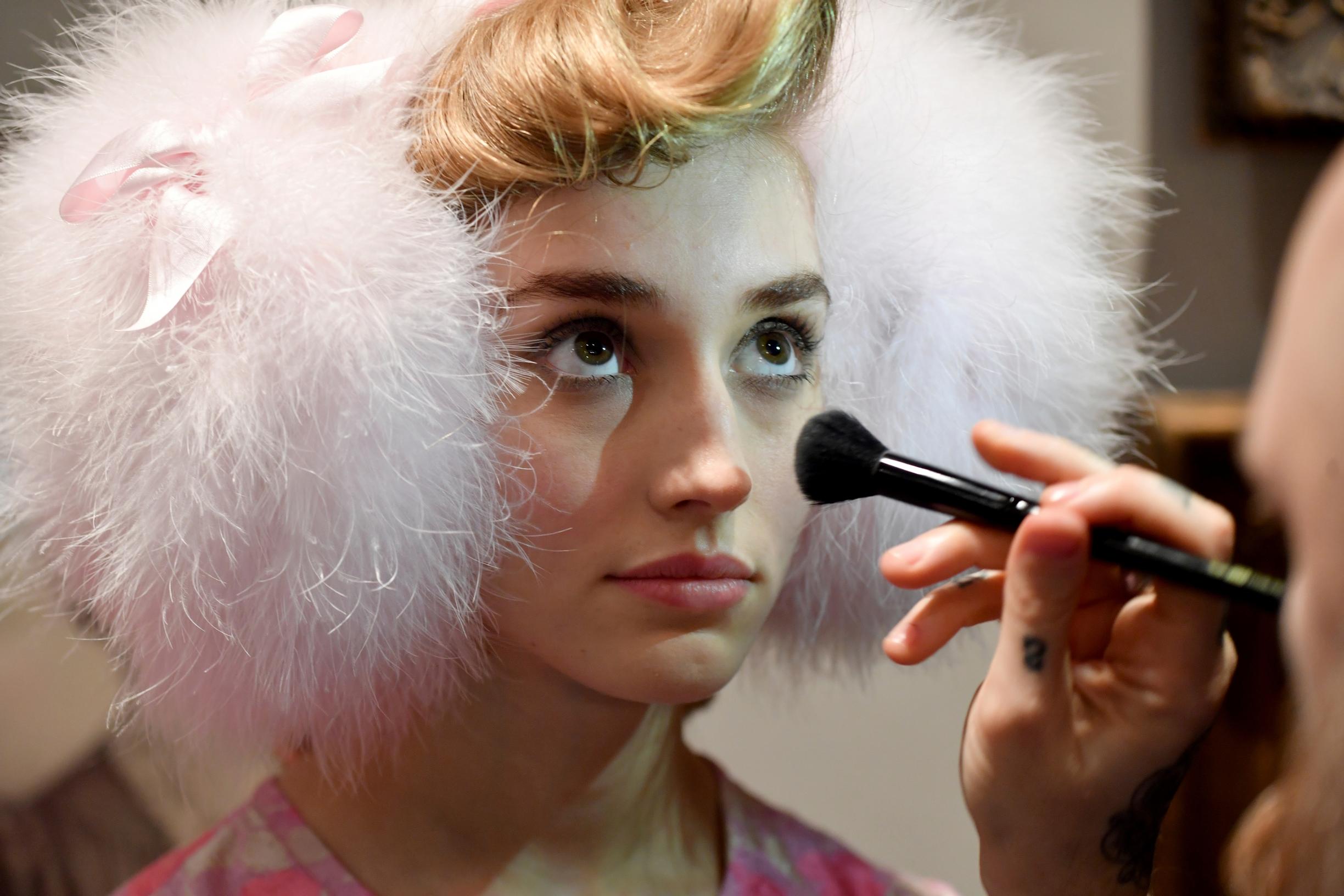 Haluaisitko täydellisen meikkipussin edullisesti? Näitä tuotteita ja kikkoja ammattimeikkaajat suosittelevat