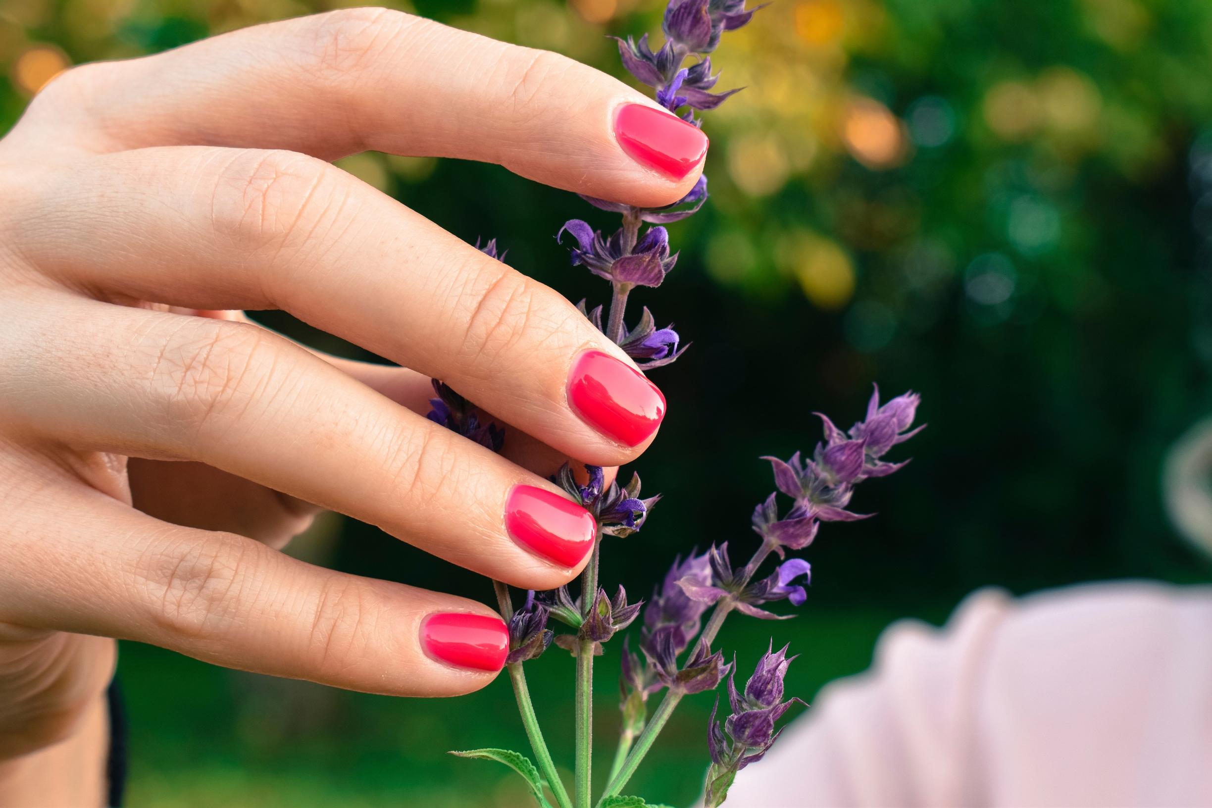Parhaat kotikonstit, joilla saat pehmeät kädet, vahvat kynnet ja kestävät lakkaukset