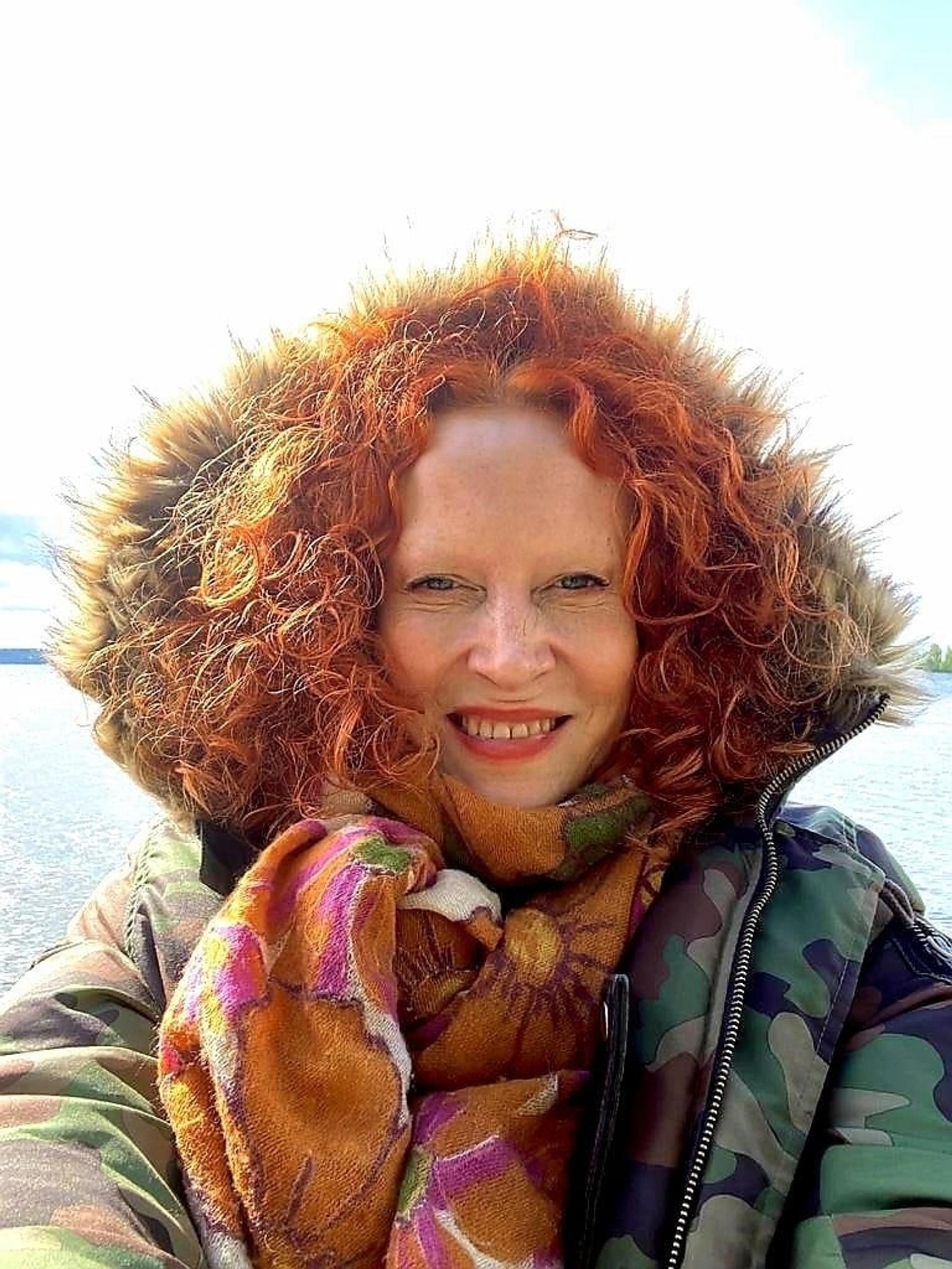 Saimi Hoyer käy tiputuksessa joka kuukausi harvinaisen, periytyvän sairautensa takia: ”Sairaus on riippakiveni, mutta meillä jokaisella on omat taakkamme ja murheemme”