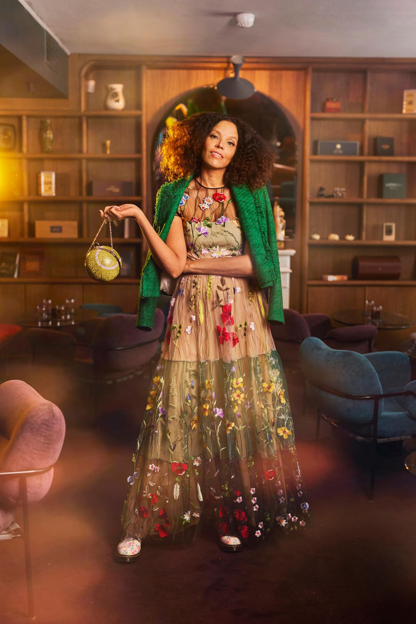 ”Ihan hirveä”, Amira Khalifa ajatteli mekosta, mutta kiirehti pian ostamaan sen – poimi vinkit näyttelijän yllättävästä tyylistä