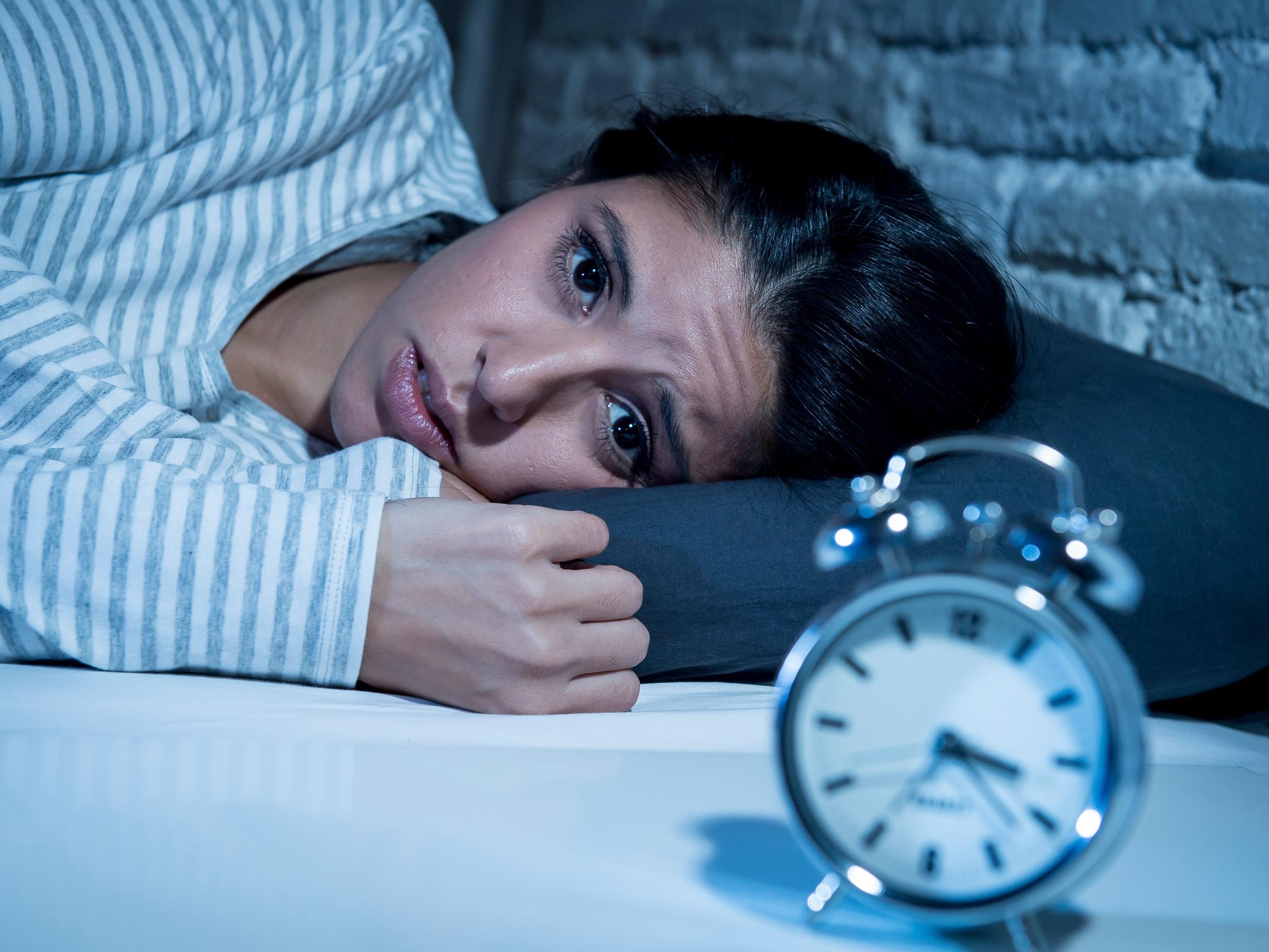 Eikö uni tule? Tämä yksinkertainen joogaharjoitus auttaa rauhoittumaan ennen nukkumaanmenoa