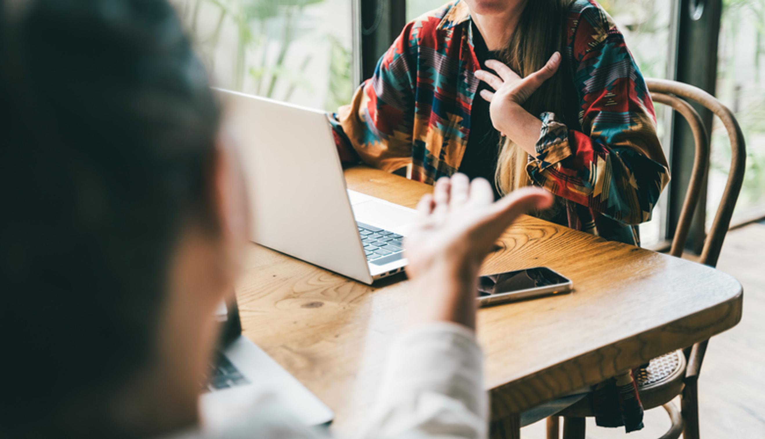 Pomo ei ole aina syyllinen kaikkeen – tällä psykoterapeutin neuvolla on ratkaiseva merkitys työpaikan ilmapiiriin
