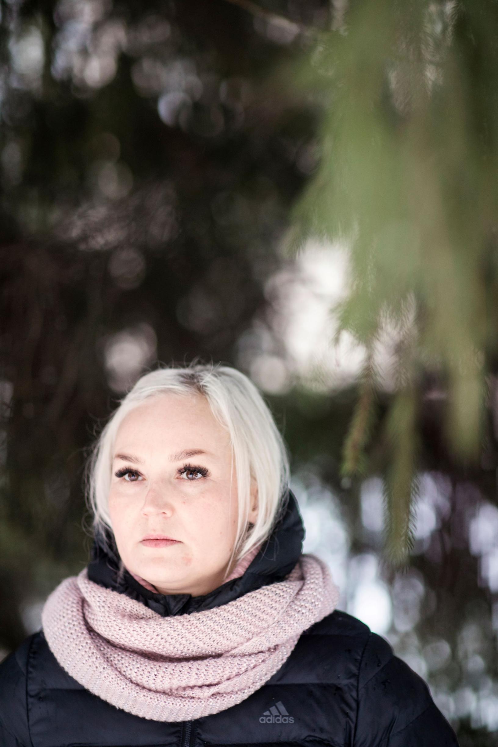 Kuvassa Robin-Alexandra puun alla