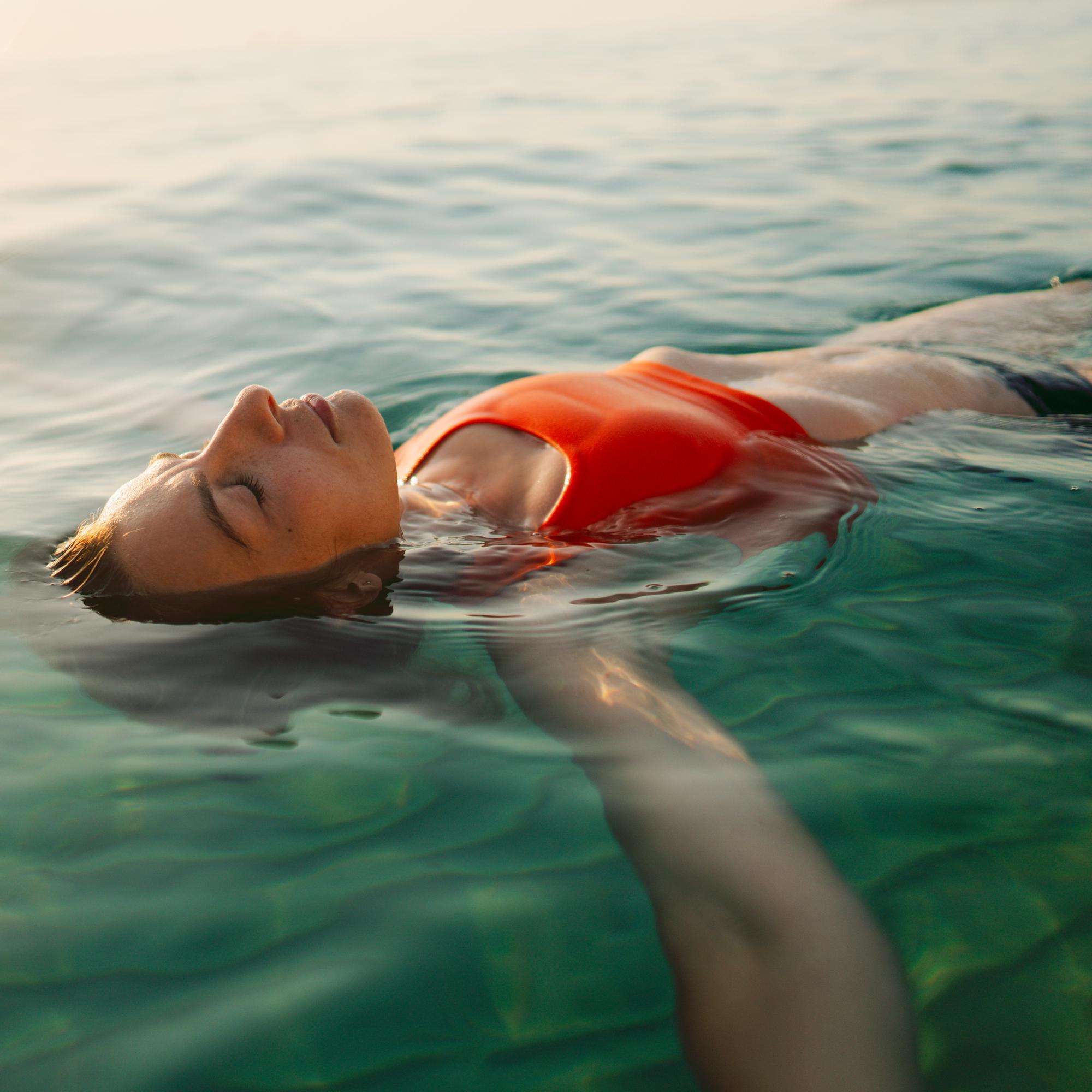 Päänsäryn paikka ja vahvuus voivat kertoa, mistä kipu johtuu – yllättävä juoma voi saada säryn loppumaan alkuunsa