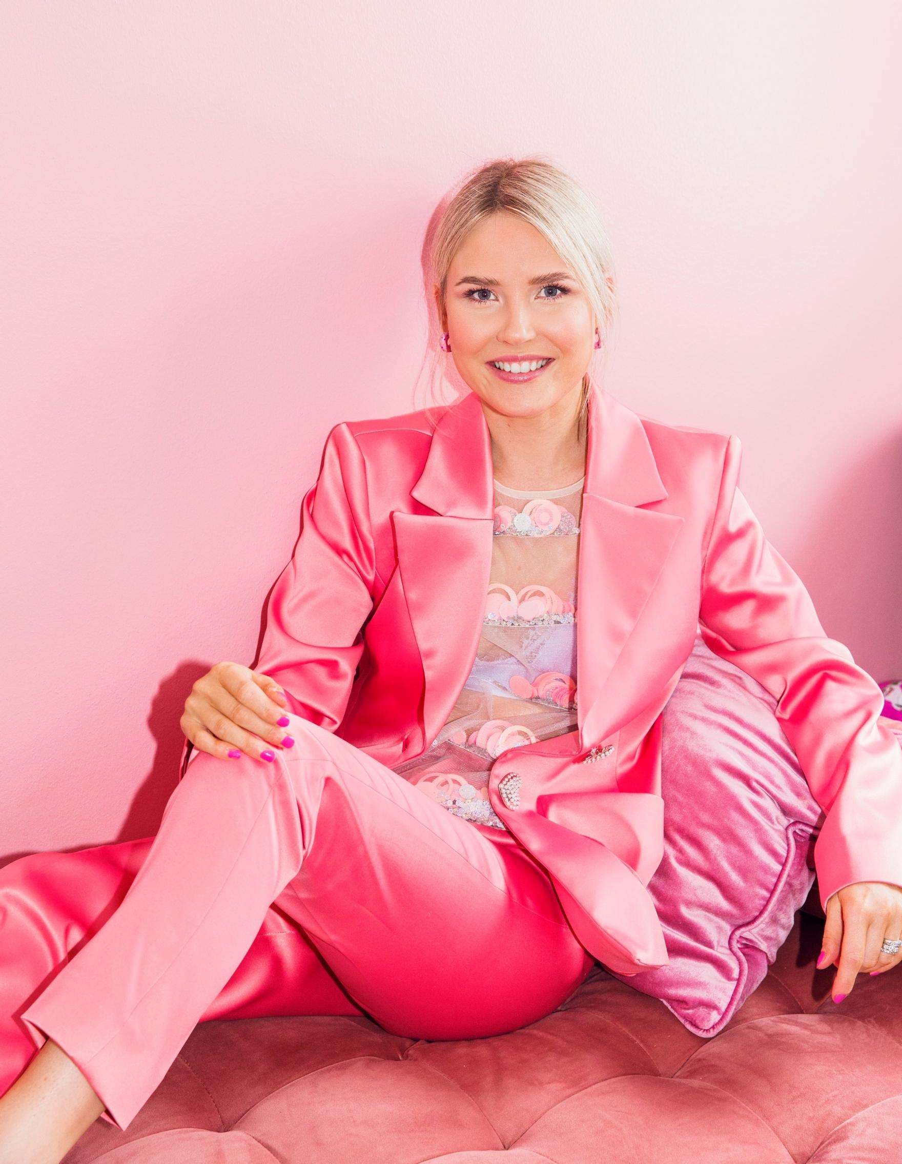 Pinkki asu ja herkkyys sopivat yhtä lailla johtajan rooliin, sanoo Polhemin maajohtaja Noora Vappula