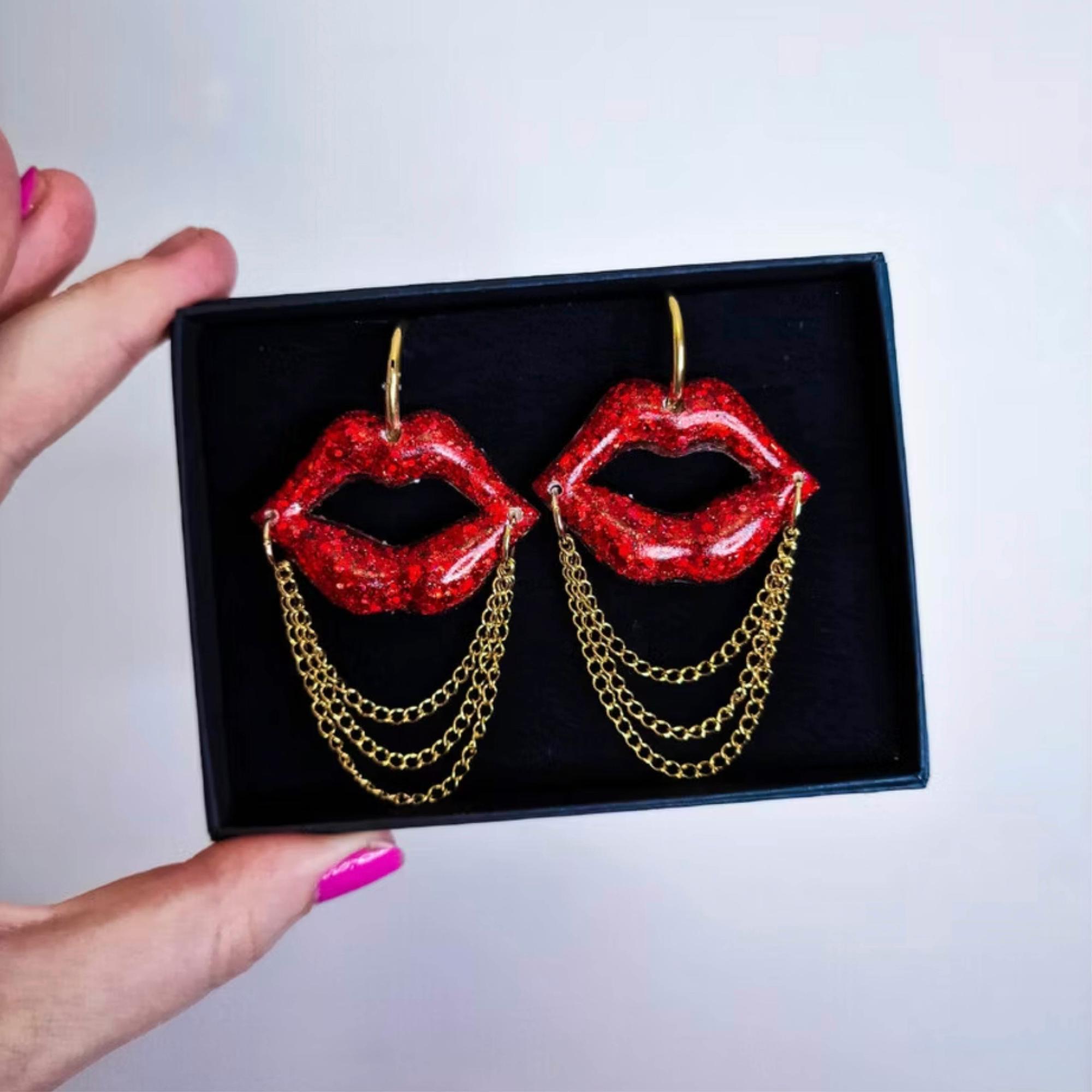 Huulet ketjulla -korvakorut 39 e, Rebella.