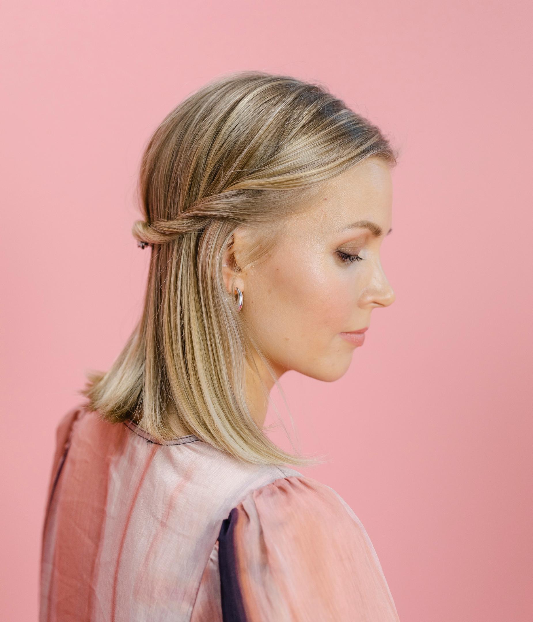 Helppo juhlakampaus puolipitkiin hiuksiin – näin syntyy kieputettu juhlakampaus