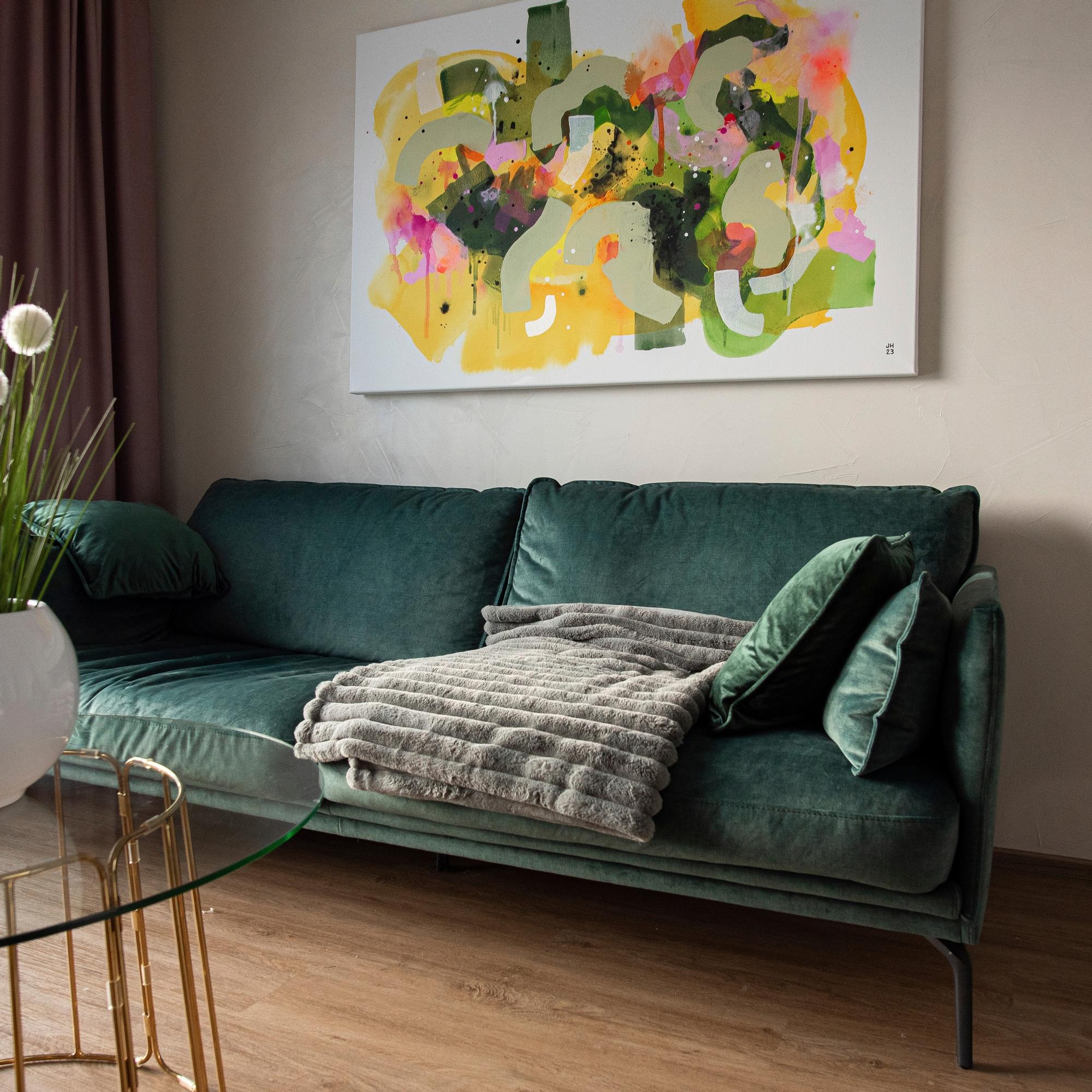 Yläkerran aula on lasten valtakuntaa, jossa pelataan ja katsotaan sarjoja. Sohva on Maskusta. Maalauksen teki Hannahin väritoiveiden mukaan ystävä Johanna Högväg.