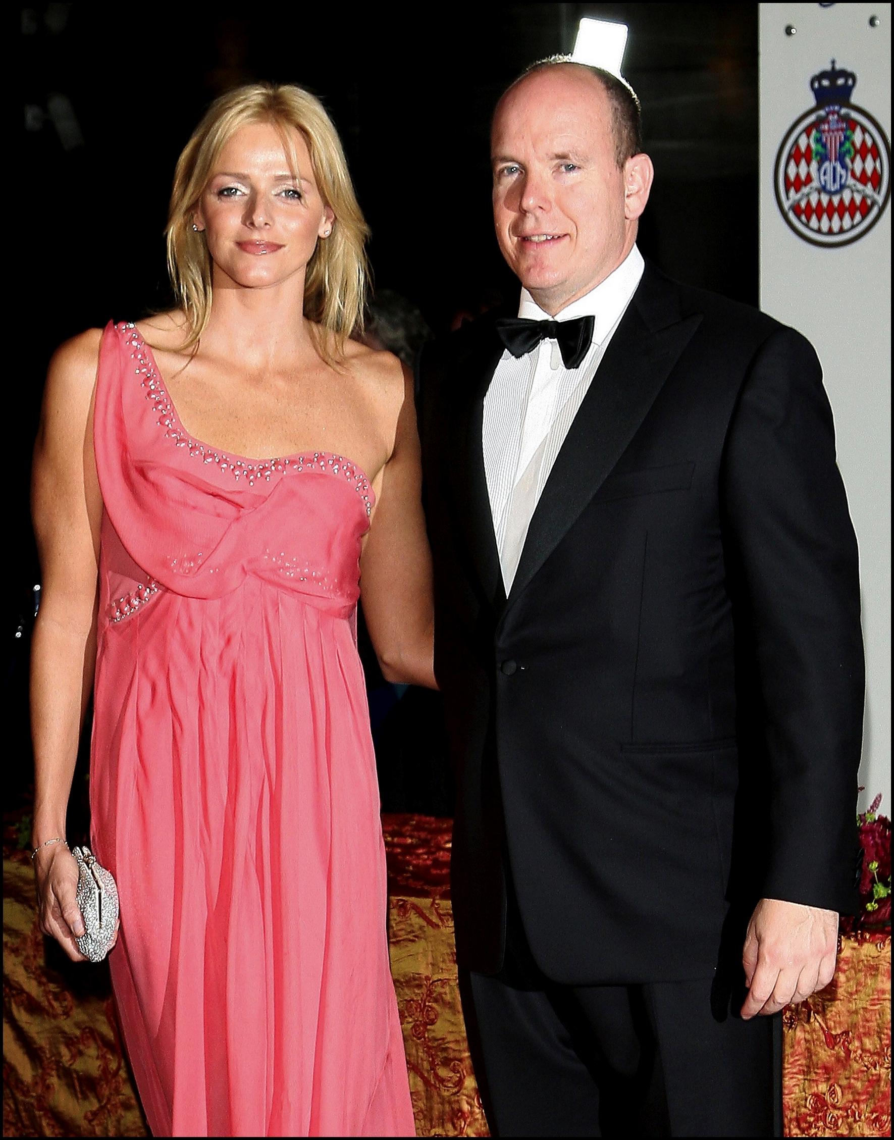 Seurusteleva pari keräsi katseita gaalaillallisilla 2007.