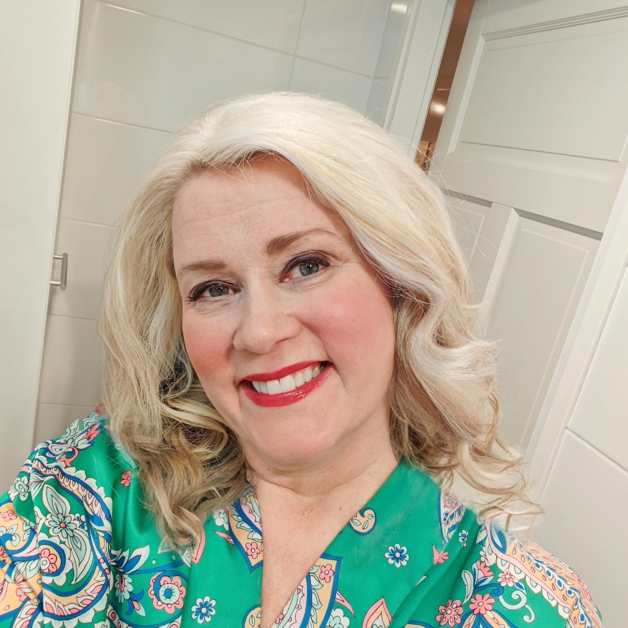 Tiia, 56, ajatteli pitkään, että on tyhmä – häpeä sai alkunsa lapsuudessa: ”Mieheni rakkaus on vahvistanut itsetuntoani”