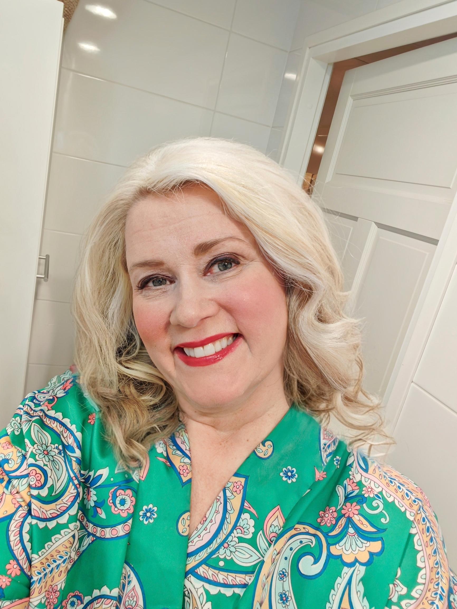 Tiia, 56, ajatteli pitkään, että on tyhmä – häpeä sai alkunsa lapsuudessa: ”Mieheni rakkaus on vahvistanut itsetuntoani”