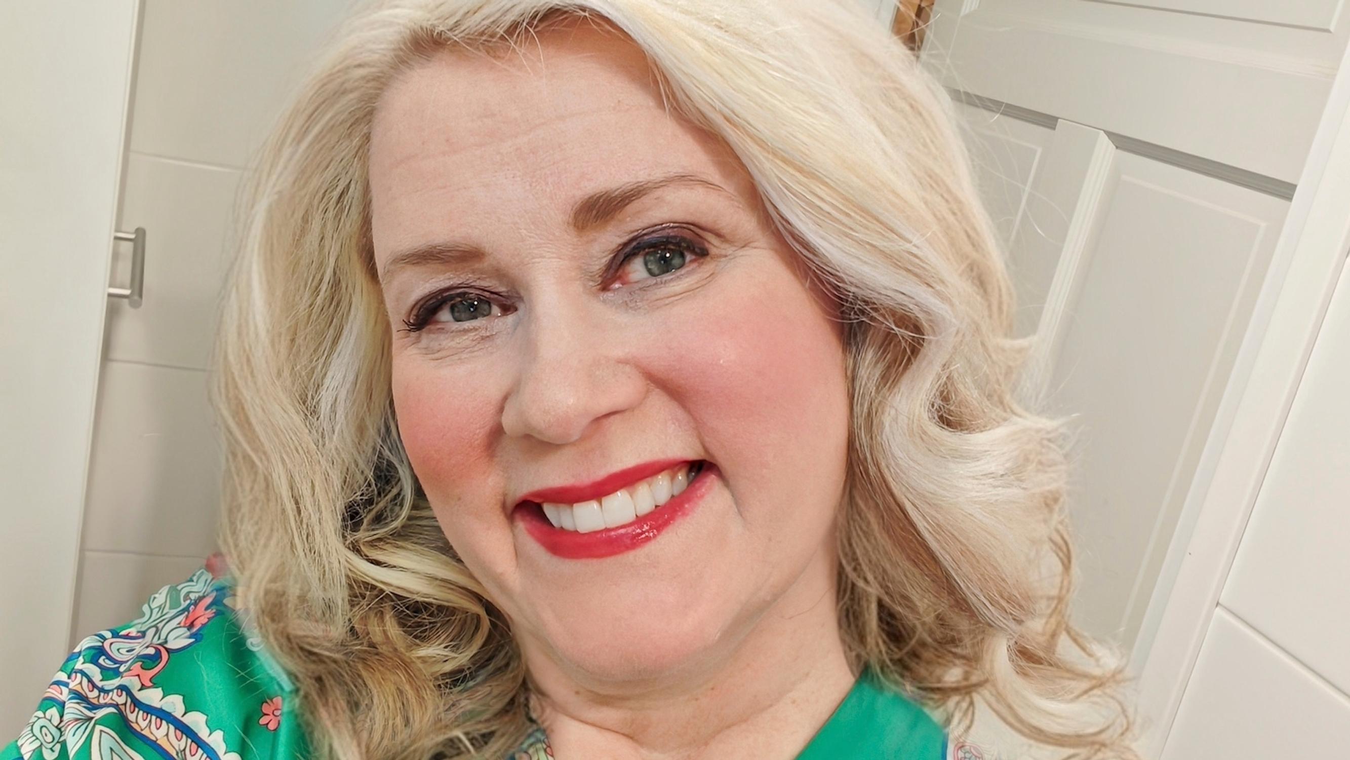 Tiia, 56, ajatteli pitkään, että on tyhmä – häpeä sai alkunsa lapsuudessa: ”Mieheni rakkaus on vahvistanut itsetuntoani”