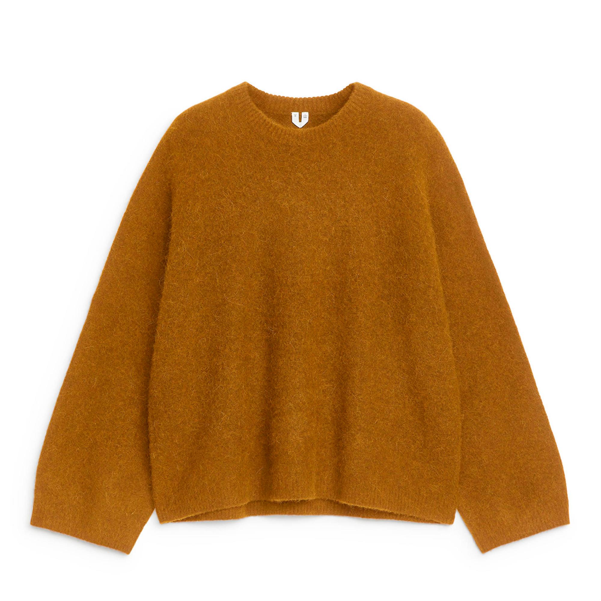 Villasekoiteneuleessa (XXS–L) on väljä mitoitus, ja sen villa ja alpakan villa täyttävät vastuullisen villan standardit. Sinapinkeltaisen lisäksi neule on saatavilla viidessä eri värissä. 89 e, Arket.