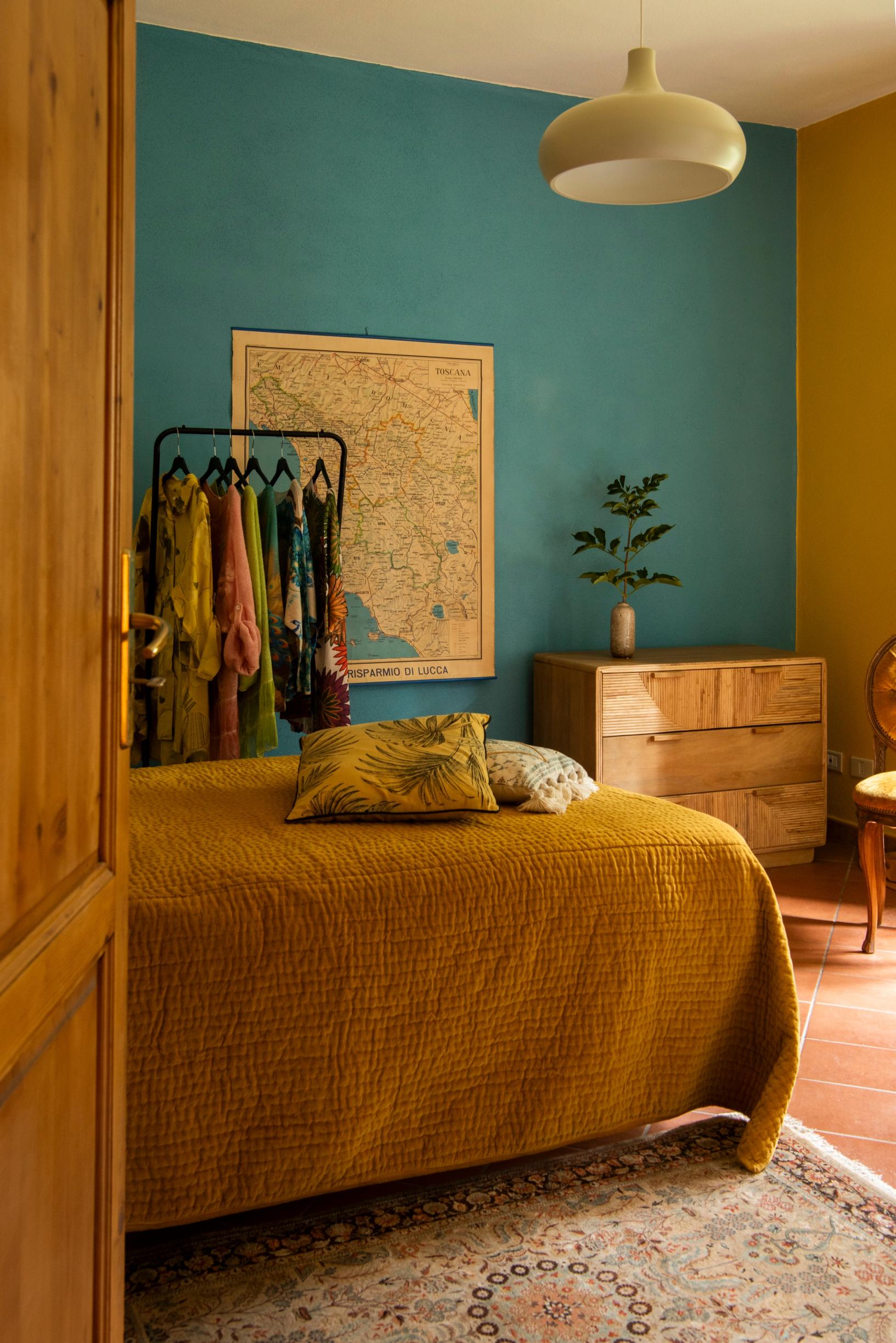 Makuuhuoneen seinällä on Toscanan kartta, jonka ystävä, lifestyletoimittaja Pia Hagström bongasi kirppikseltä.
