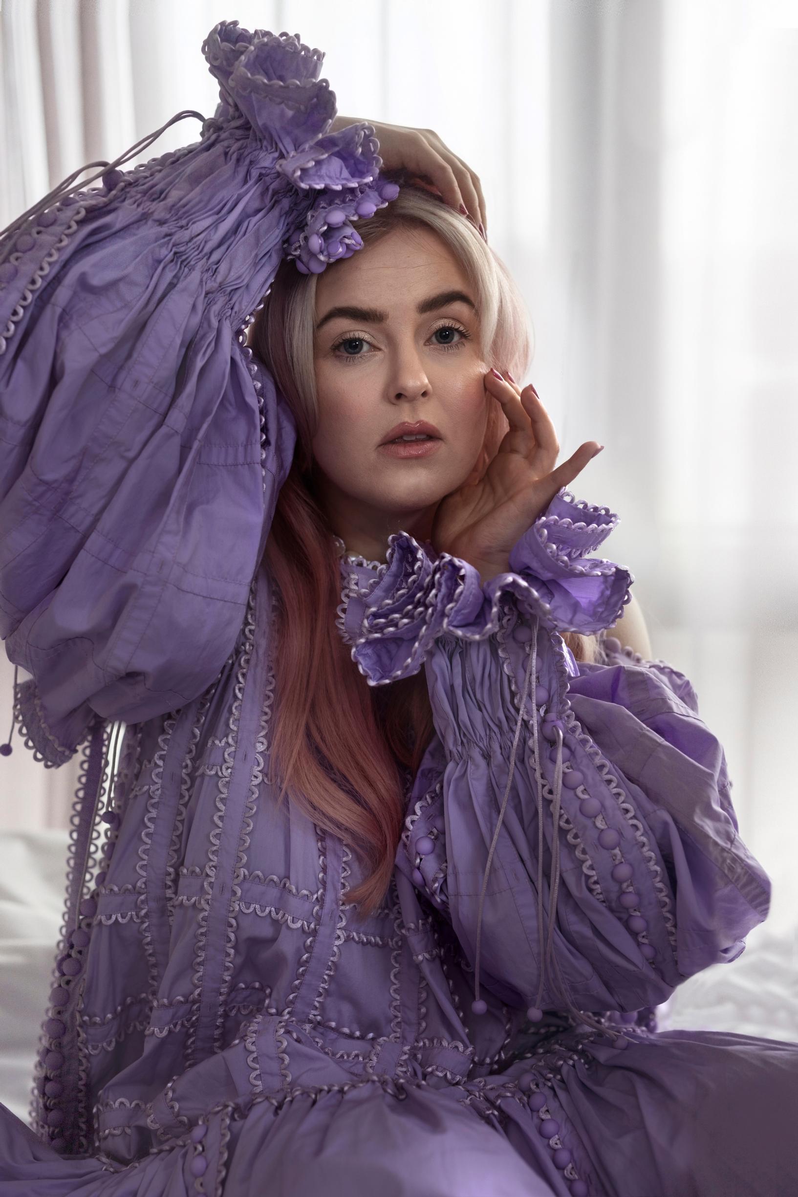 Ellinoora lilassa mekossa