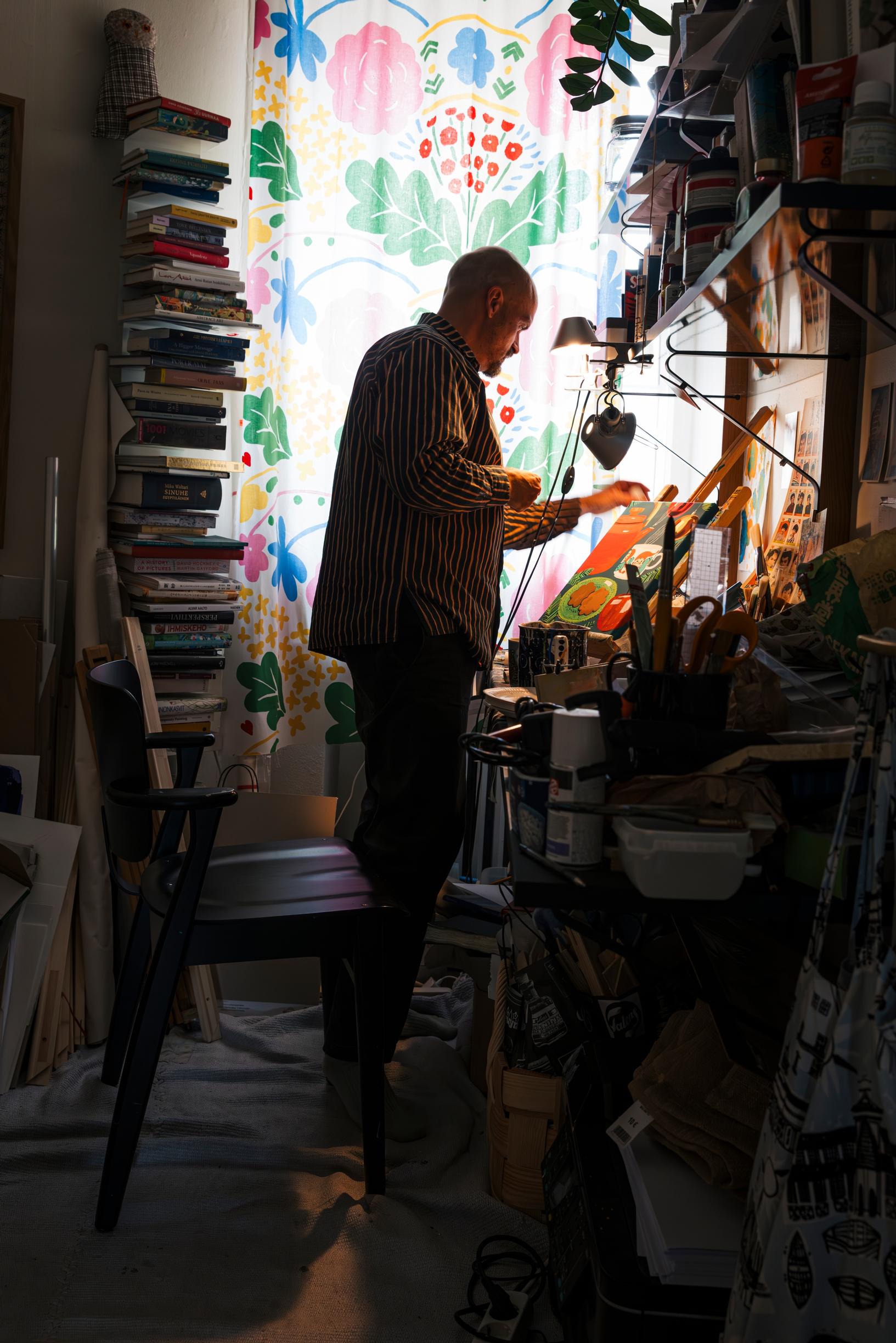 Työhuone sijaitsee keittiön vieressä. Verho on Fujiwo Ishimoton Onni vuodelta 1975. Matti aloittaa jokaisen aamun piirtämällä. Jos rutiiniin tulee tauko, hänestä tulee apea.