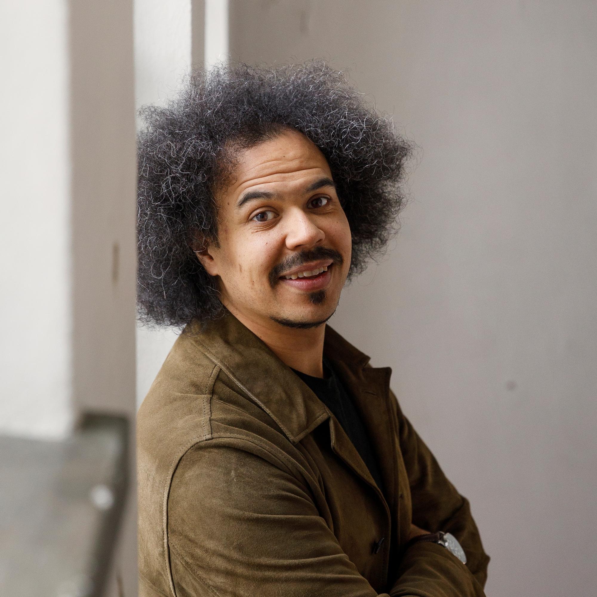 Kun Ylen juontaja Sean Ricks tapasi nykyisen puolisonsa Tammelantorilla, häneltä lähti jalat alta – tekee nyt yhden asian toisin kuin edellisessä liitossaan