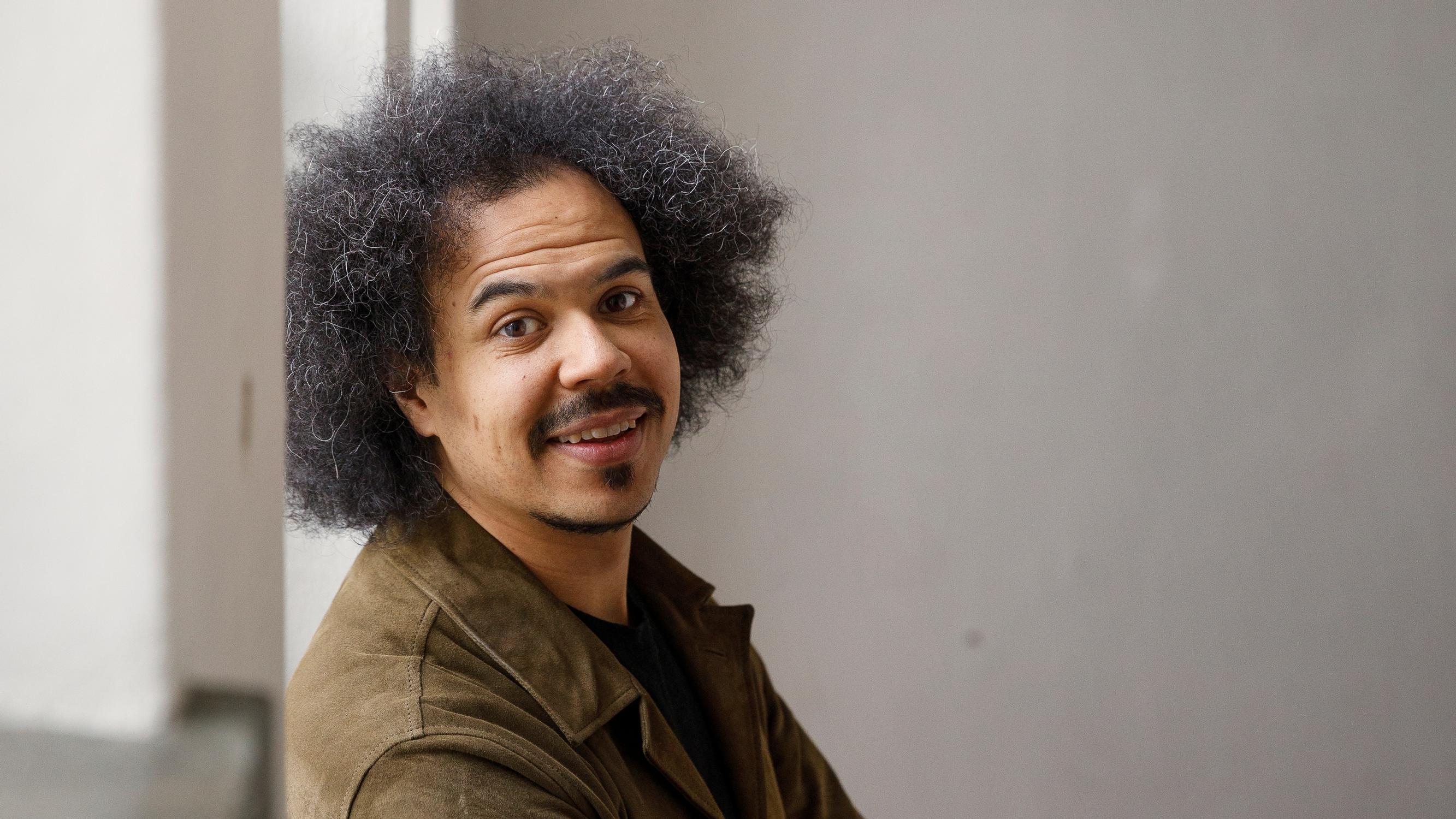 Kun Ylen juontaja Sean Ricks tapasi nykyisen puolisonsa Tammelantorilla, häneltä lähti jalat alta – tekee nyt yhden asian toisin kuin edellisessä liitossaan