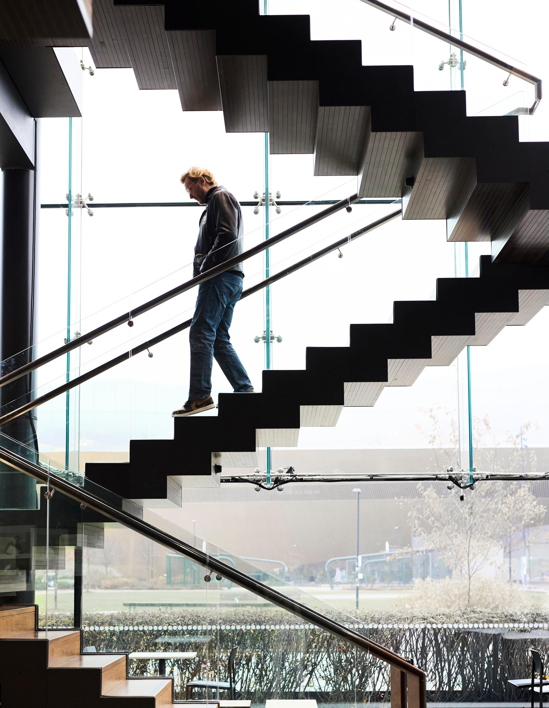 ”Uupumus on sairaus, jonka voi välttää. Varoitusmerkkejä on, niihin pitää vain reagoida ajoissa”, Antti sanoo.