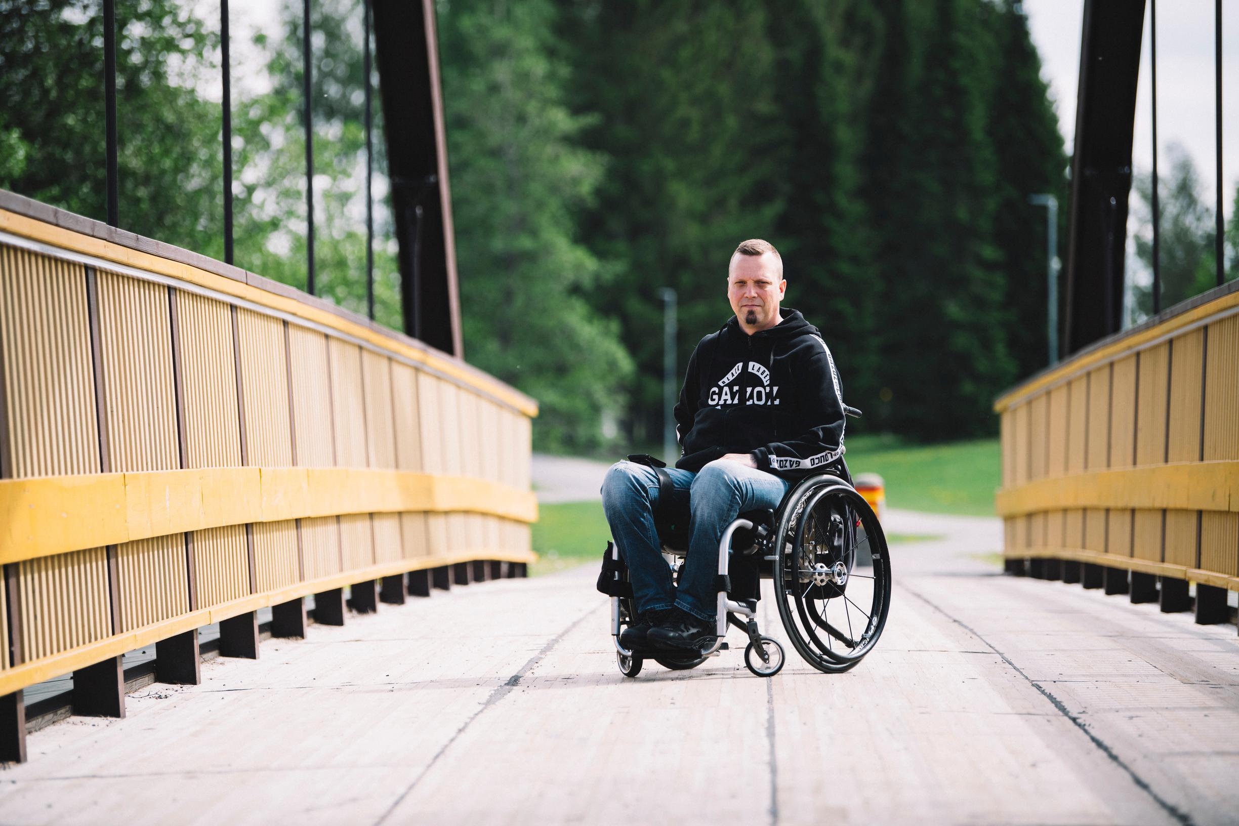 Epäonnistunut uimahyppy vei Pekan pyörätuoliin: "Olen kiitollinen, että näen lasteni kasvavan enkä seuraa heitä pilven reunalta"