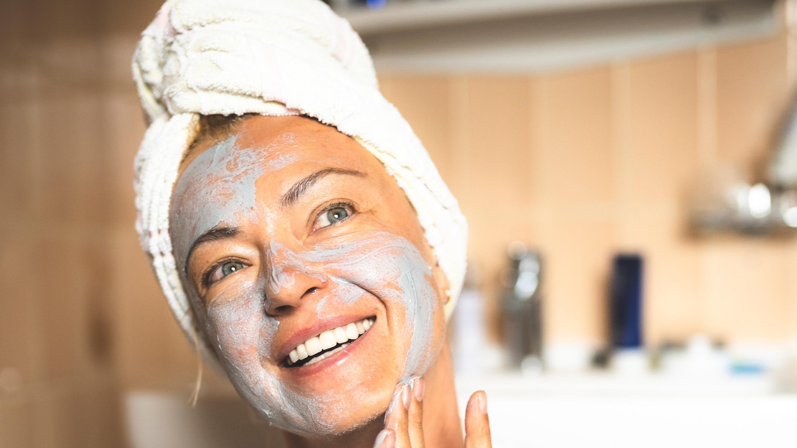 Näin ihonhoitoa kannattaa muokata vaihdevuosi-ikäisenä – erikoiskosmetologi neuvoo tuotteen, jota jokaisen pitäisi käyttää