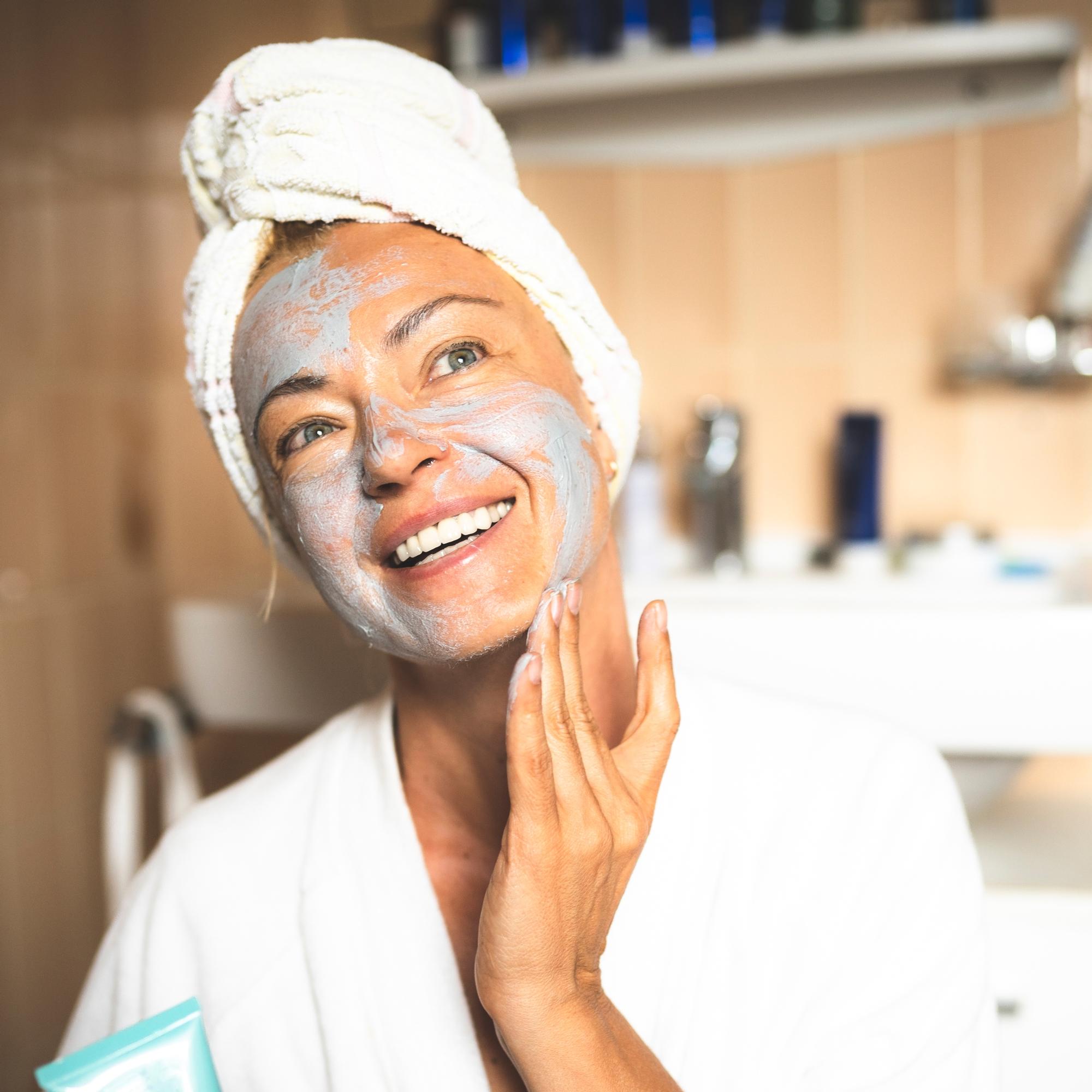 Näin ihonhoitoa kannattaa muokata vaihdevuosi-ikäisenä – erikoiskosmetologi neuvoo tuotteen, jota jokaisen pitäisi käyttää