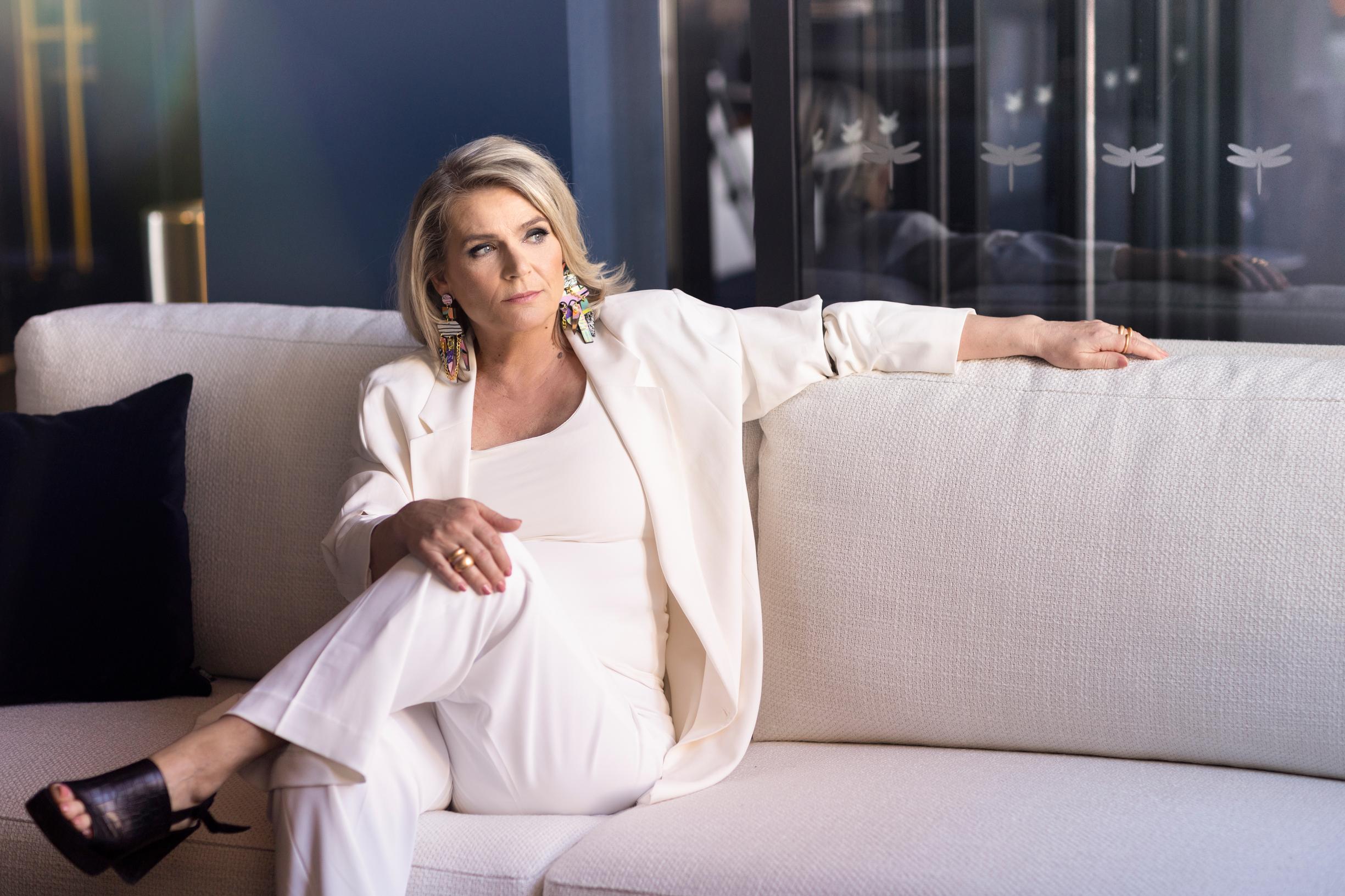 Näyttelijänä Pirkko Hämäläinen nähdään usein toisten valitsemissa vaatteissa. Kuvassa hän on Katja Teinilän stailaamana Eevan henkilöjutussa keväällä 2021. Kuva: Jouni Harala.