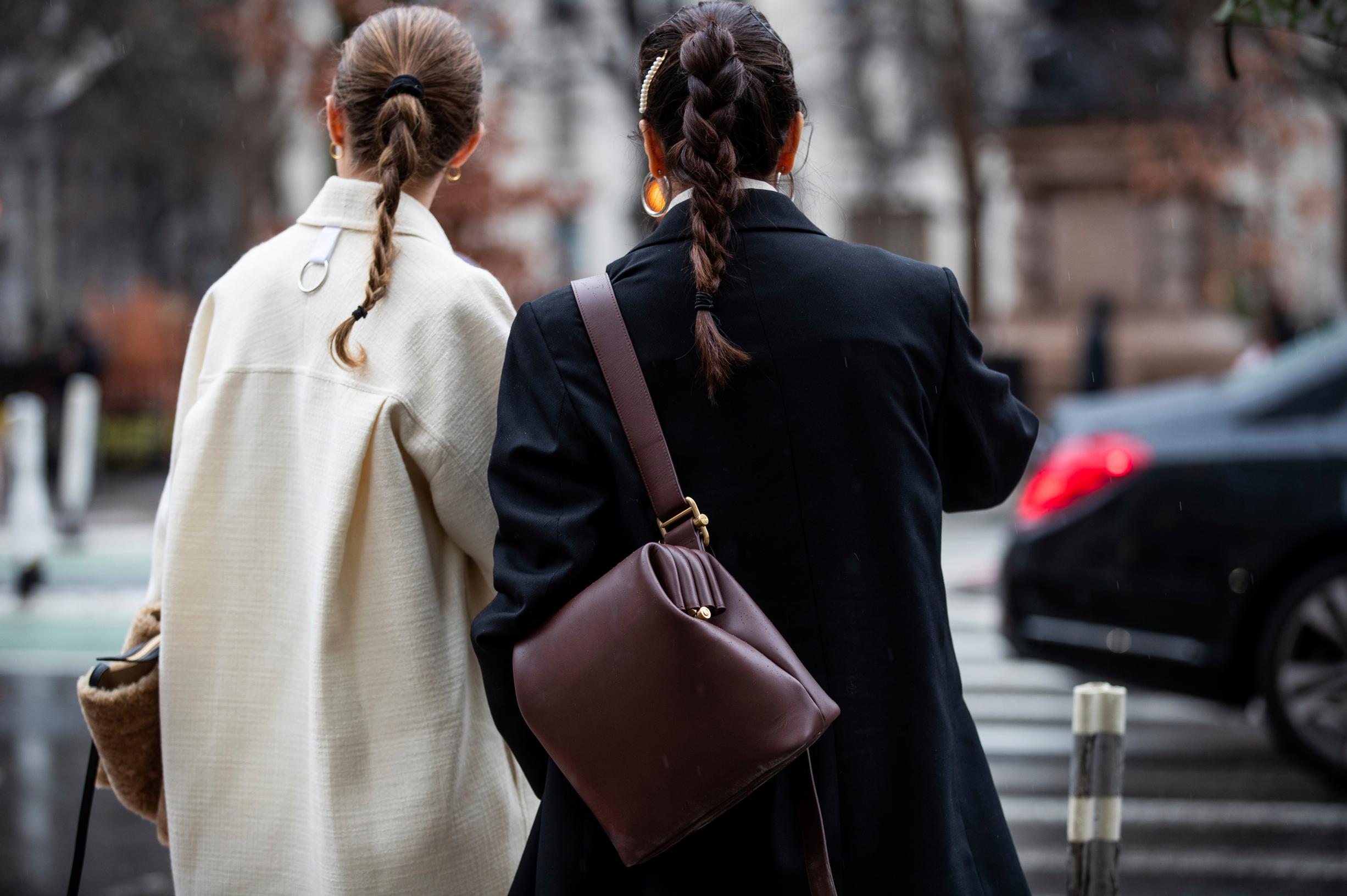 Kaksi naista joilla ponnariletit.