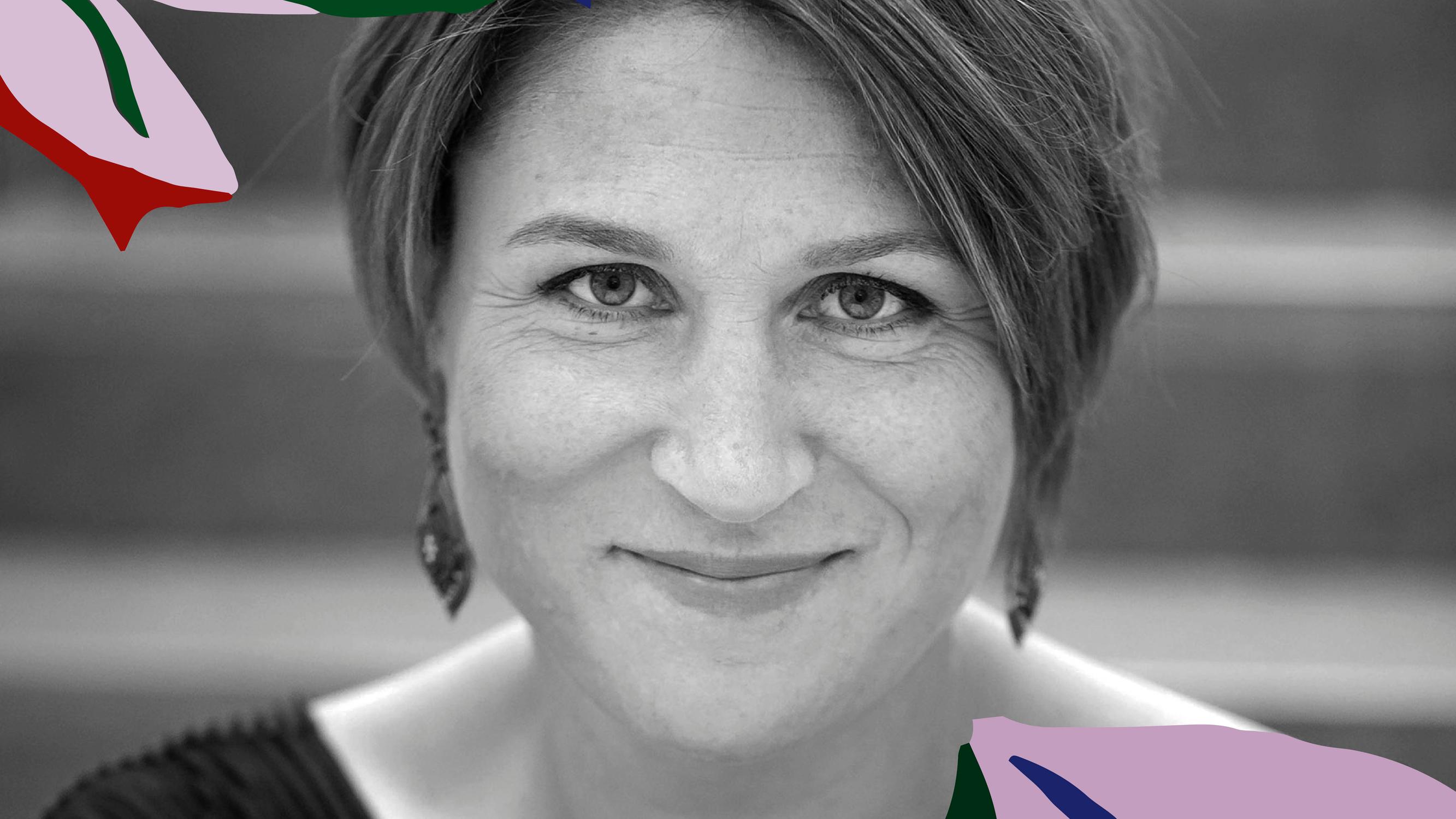 Emmi Pesosesta tuli 27-vuotiaana viiden lapsen vanhempi – kertoo Eevan kirjaklubin podcastissa, miten tämä liittyy hänen uusimpaan romaaninsa