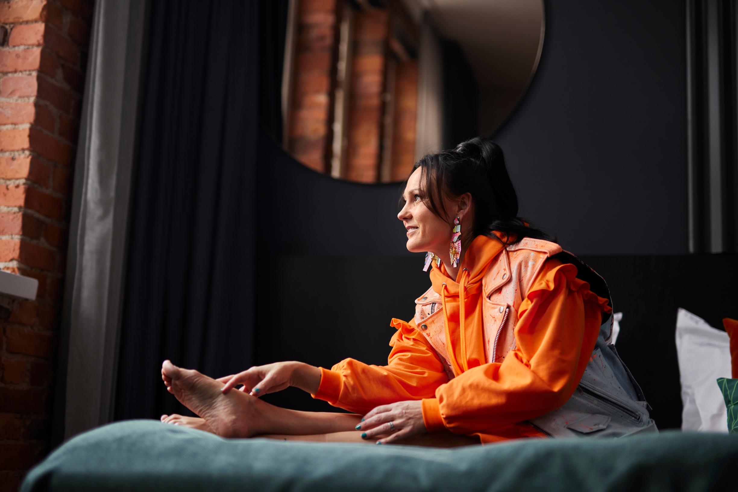 Mira Luoti sanoo, että hänen iässään 43-vuotiaana elämä alkaa näkyä. ”On päiviä, jolloin olen mielestäni ihan hyvännäköinen. Ja sitten on päiviä, jolloin tuijotan peilin edessä otsaryppyjäni.”