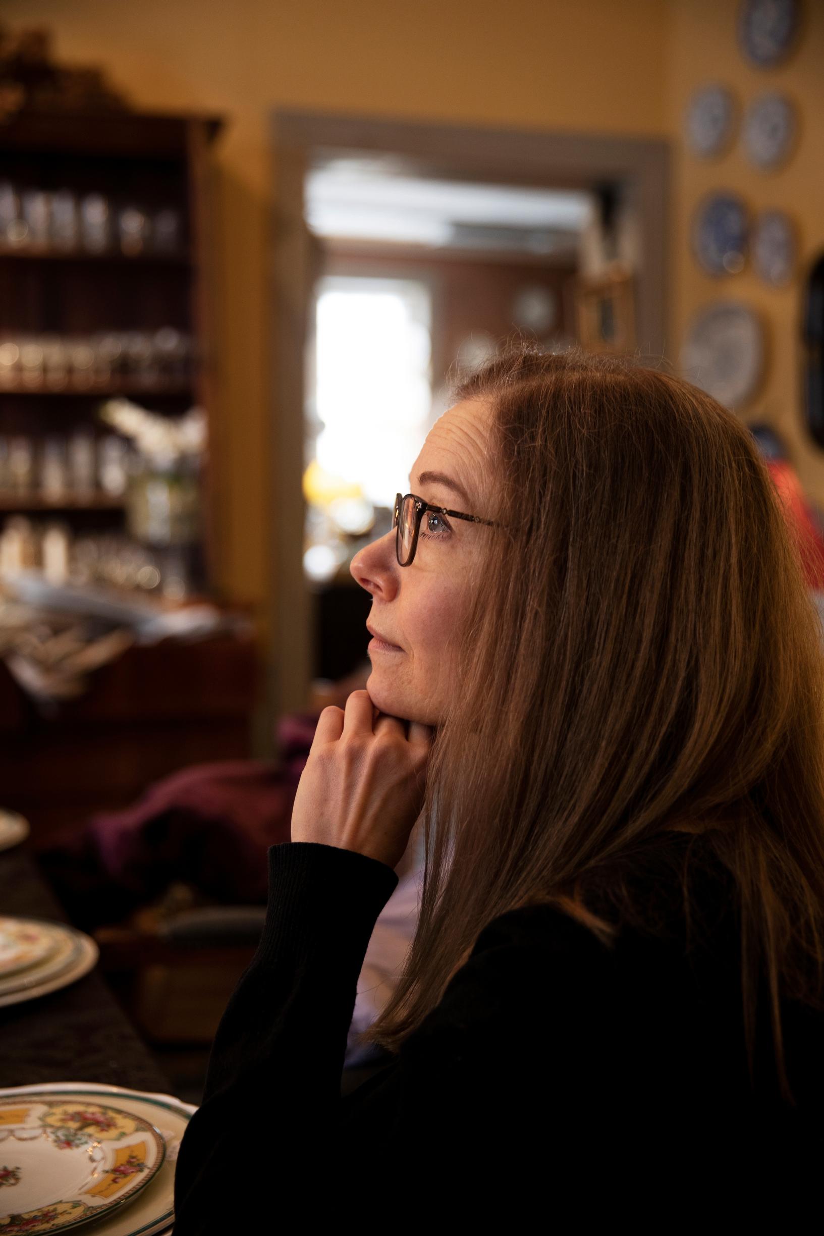 Ulla Barendsen-Riikonen ei saanut vanhempiensa menetyksen vuoksi koskaan kriisiapua. Ulla alkoi työstää menneisyyttään kunnolla vasta yli kolmikymppisenä, kun hänen oli lopetettava jatkuva suorittaminen ja ankara juoksuharjoittelu.