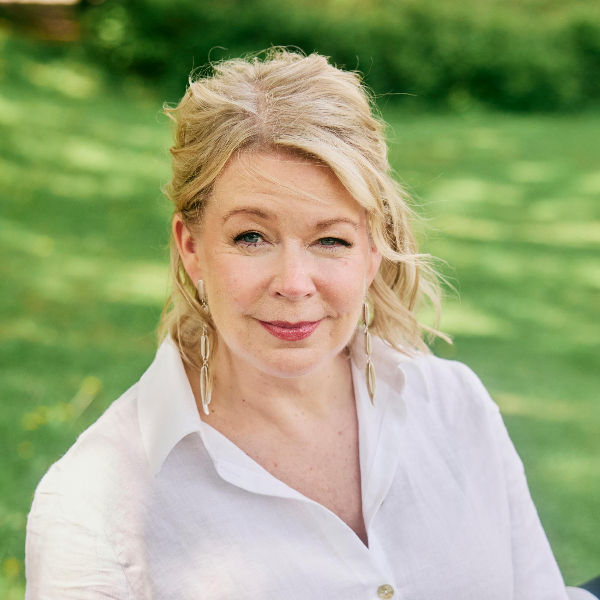 Kirjailija Elina Hirvonen ehdotti Ilpo-puolisolleen, että tämä hankkisi lapsen toisen kanssa: ”Pelkäsin, että lapseni ajautuisivat samanlaisiin synkkyyksiin kuin minä”