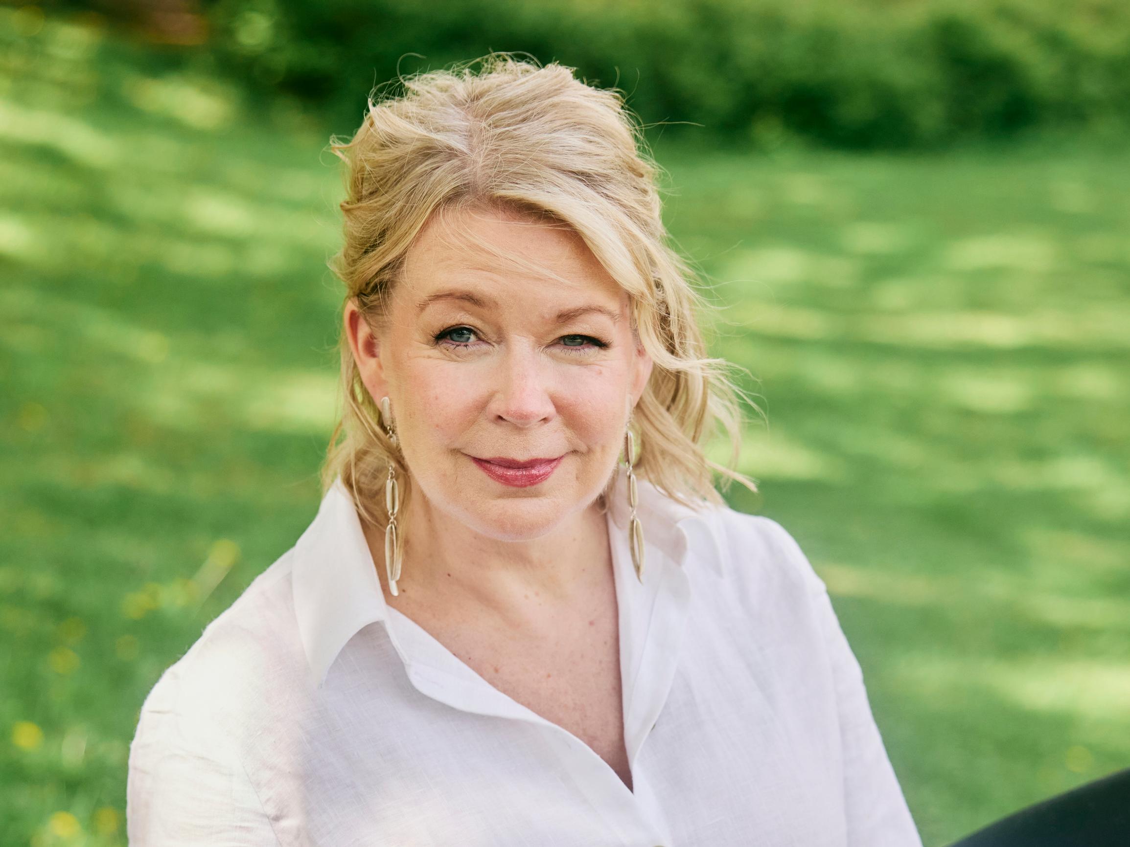 Kirjailija Elina Hirvonen ehdotti Ilpo-puolisolleen, että tämä hankkisi lapsen toisen kanssa: ”Pelkäsin, että lapseni ajautuisivat samanlaisiin synkkyyksiin kuin minä”