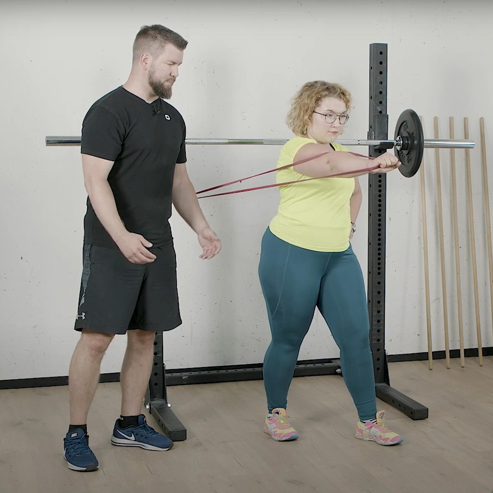 Koko lihaskuntotreeni onnistuu yhdellä edullisella ja tehokkaalla välineellä - valmentaja Joni Jaakkola neuvoo kolme täsmäliikettä vastuskuminauhalle - videosarjan osa 5