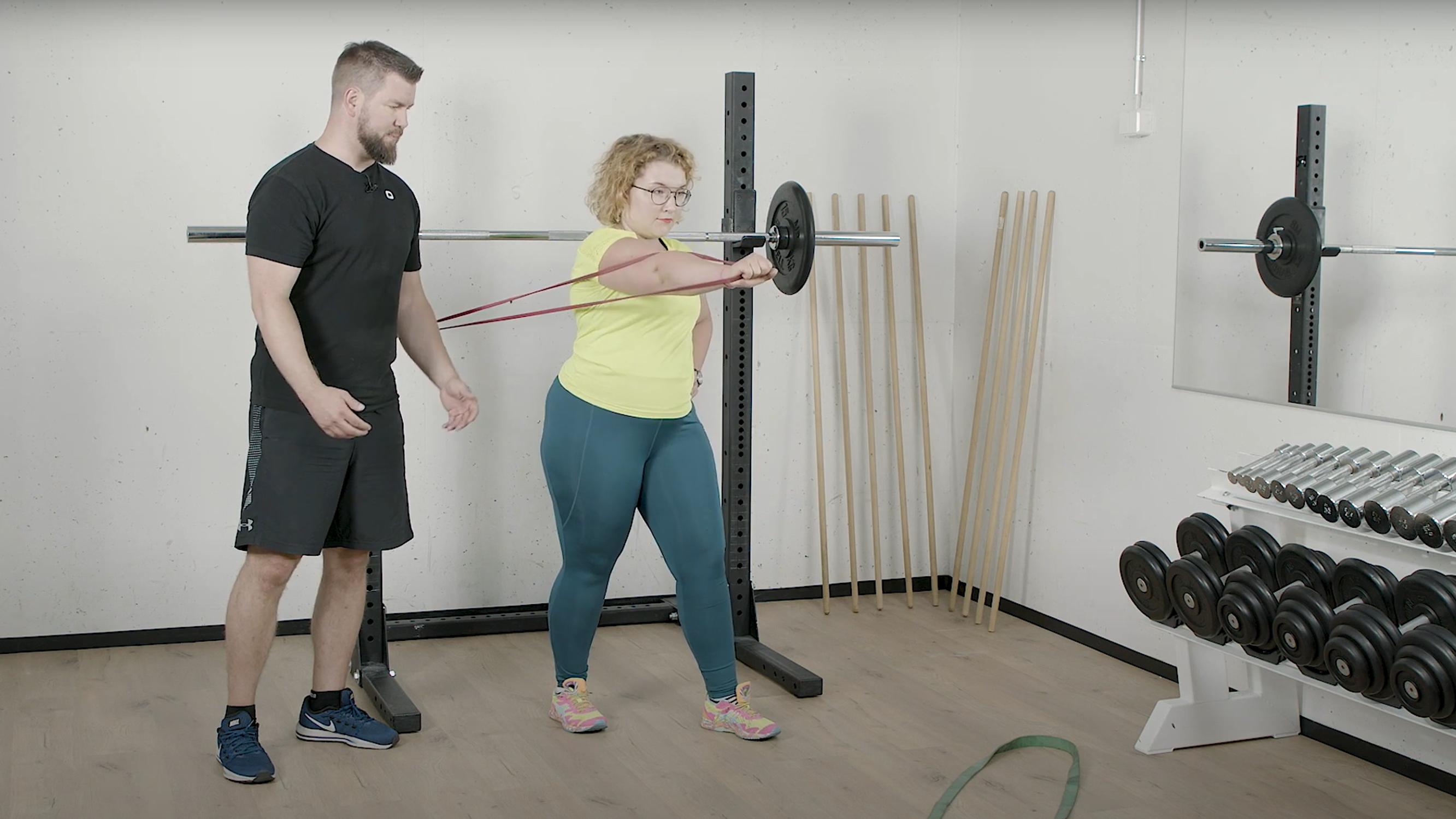 Koko lihaskuntotreeni onnistuu yhdellä edullisella ja tehokkaalla välineellä - valmentaja Joni Jaakkola neuvoo kolme täsmäliikettä vastuskuminauhalle - videosarjan osa 5