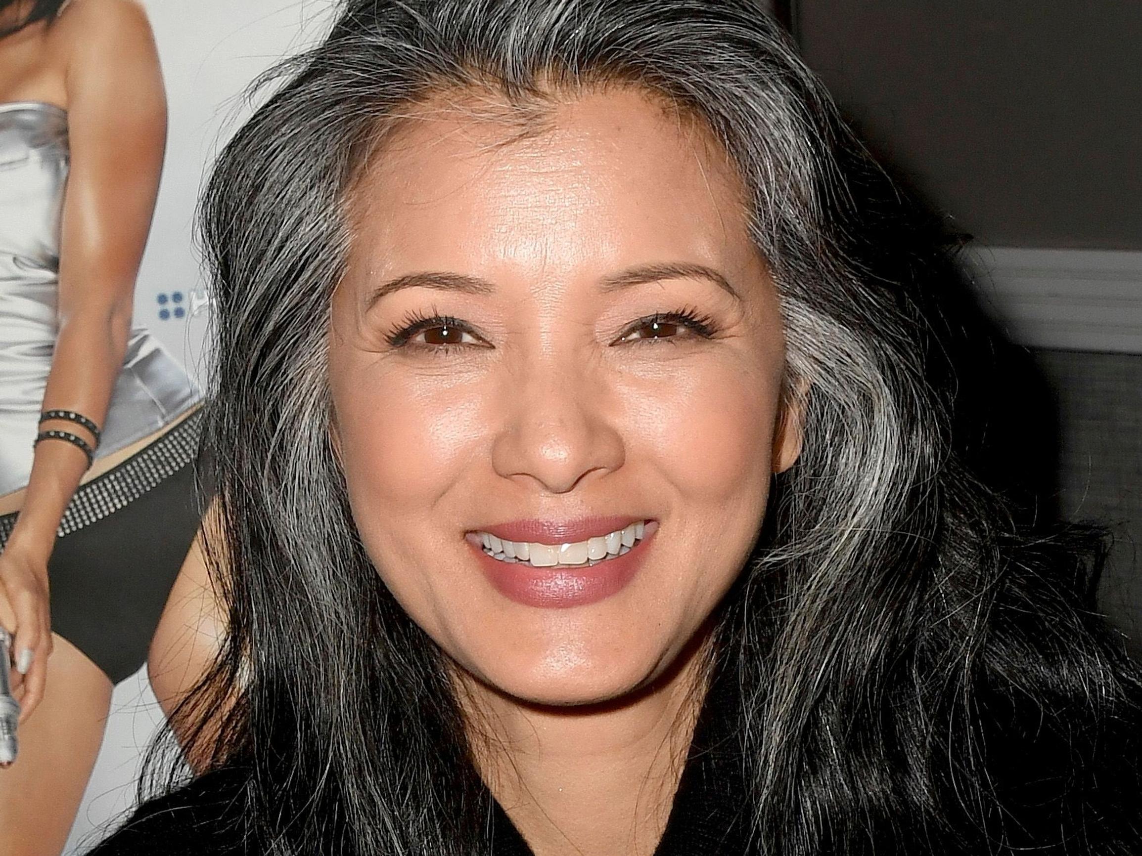 Tämä on trendikkäin hiusväri juuri nyt – ja näin saat ensimmäiset harmaasi näyttämään hyvältä omien hiustesi joukossa