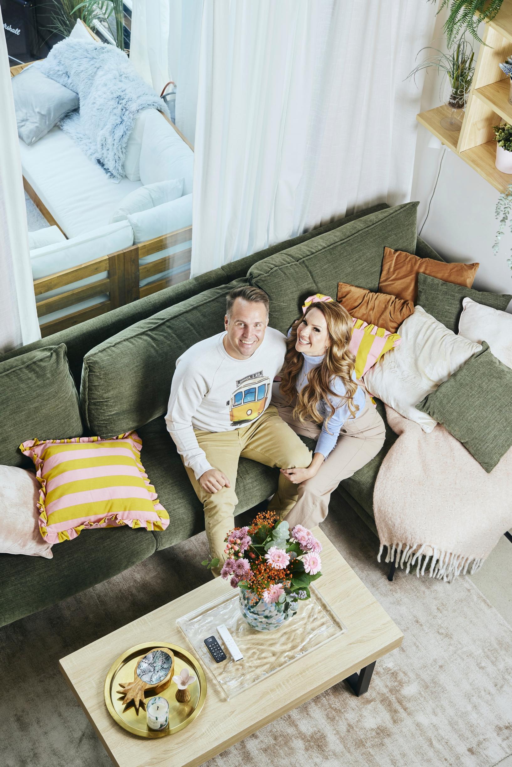 Olohuoneen takana on lasitettu terassi. Siellä on myös poreamme, jossa Mikael ja Tiina Forsby rentoutuvat 	iltaisin.