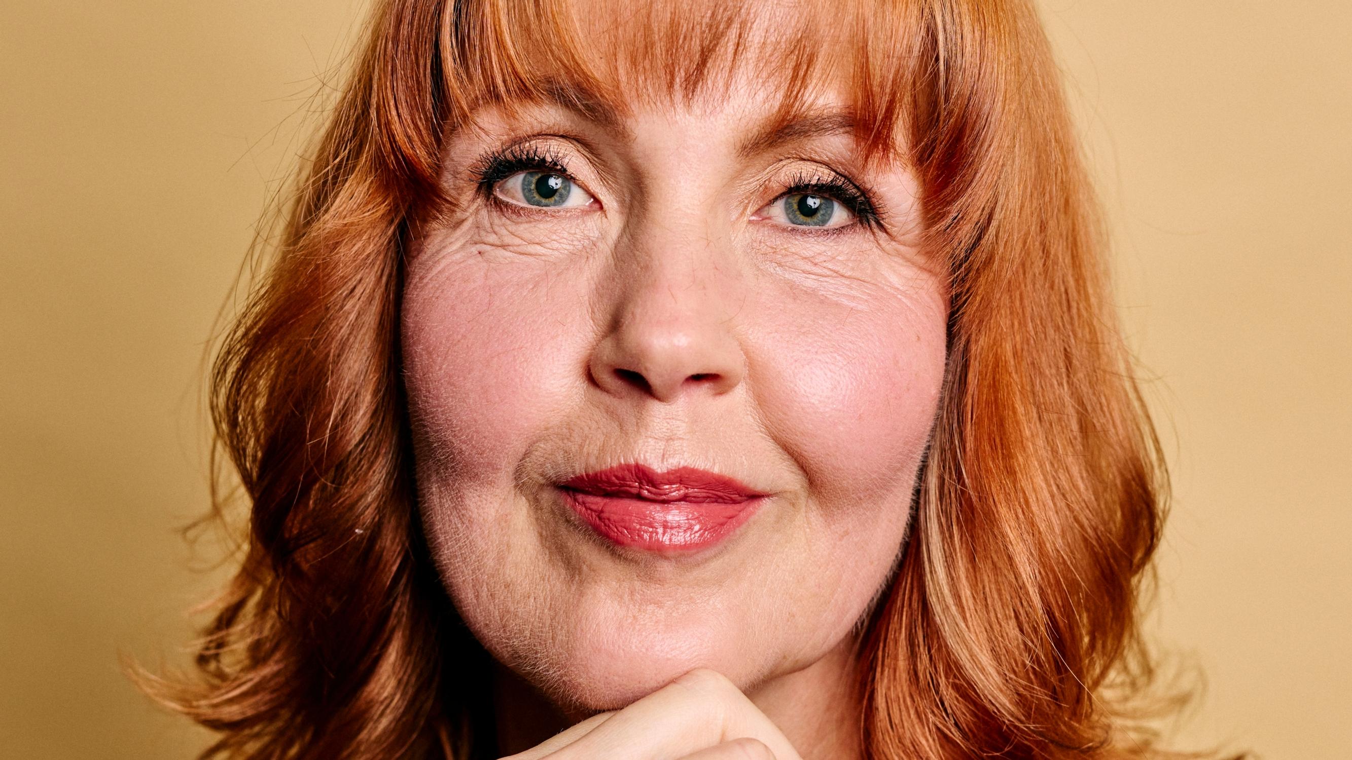 Näin teet meikin, joka kohottaa kasvoja – Catharina sai muuttumisleikissä täsmävinkin poskipunaan