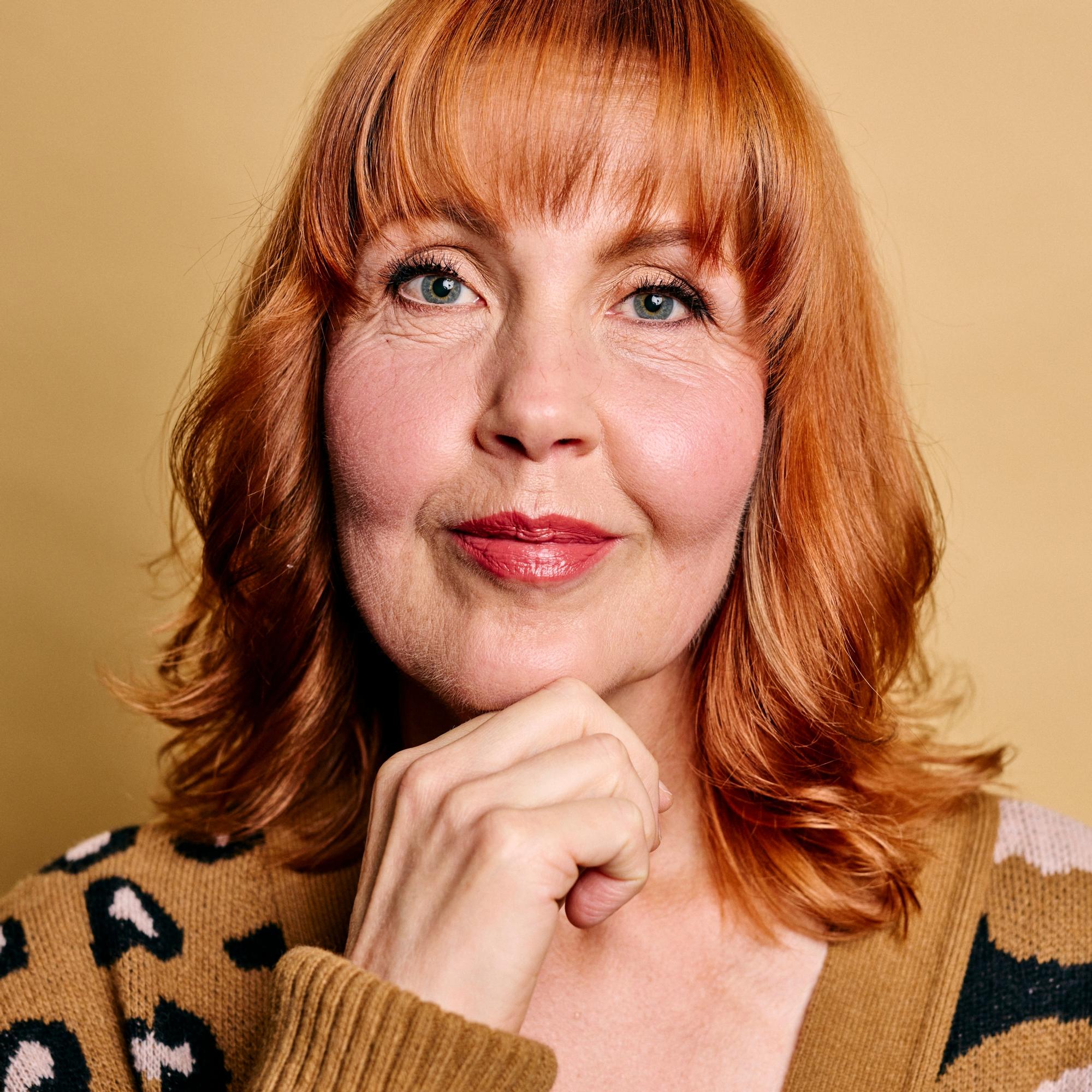 Näin teet meikin, joka kohottaa kasvoja – Catharina sai muuttumisleikissä täsmävinkin poskipunaan