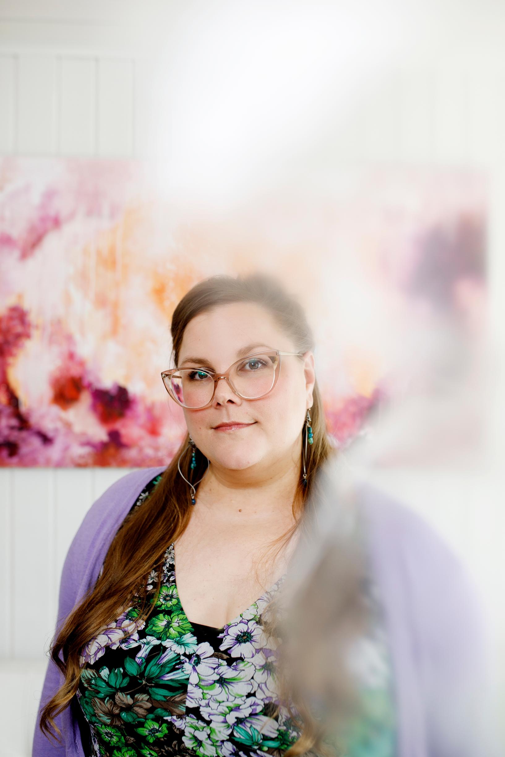 Jenni Vikman katsoo kameraan.