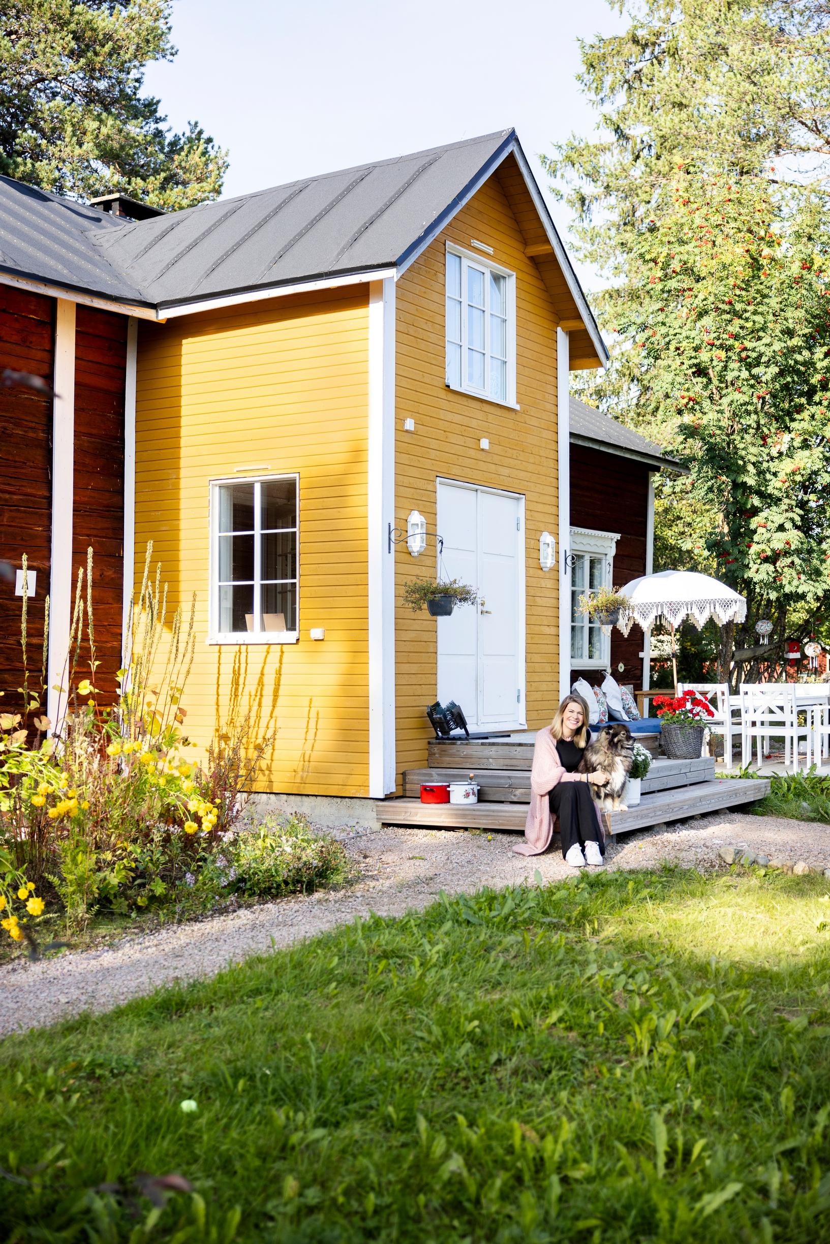 Punamullalla maalatun talon kuisti on keltainen lappilaisen perinnetyylin mukaisesti.