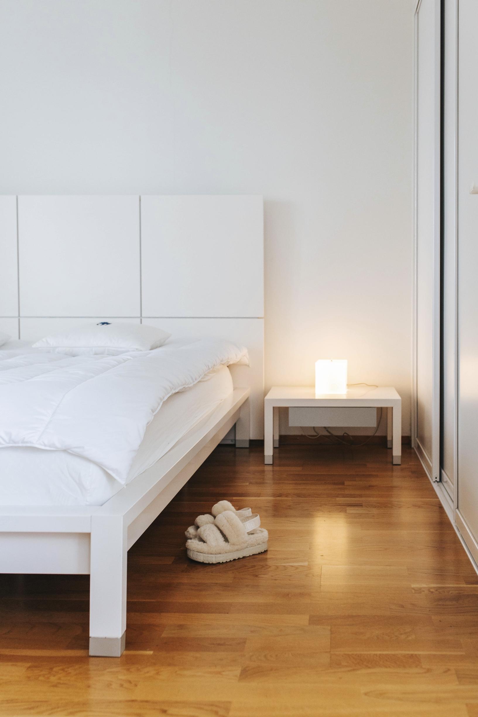 Parin makuuhuone on alakerrassa. Skannon sängyn Liisa osti nuorena, kun hän muutti kotoa.