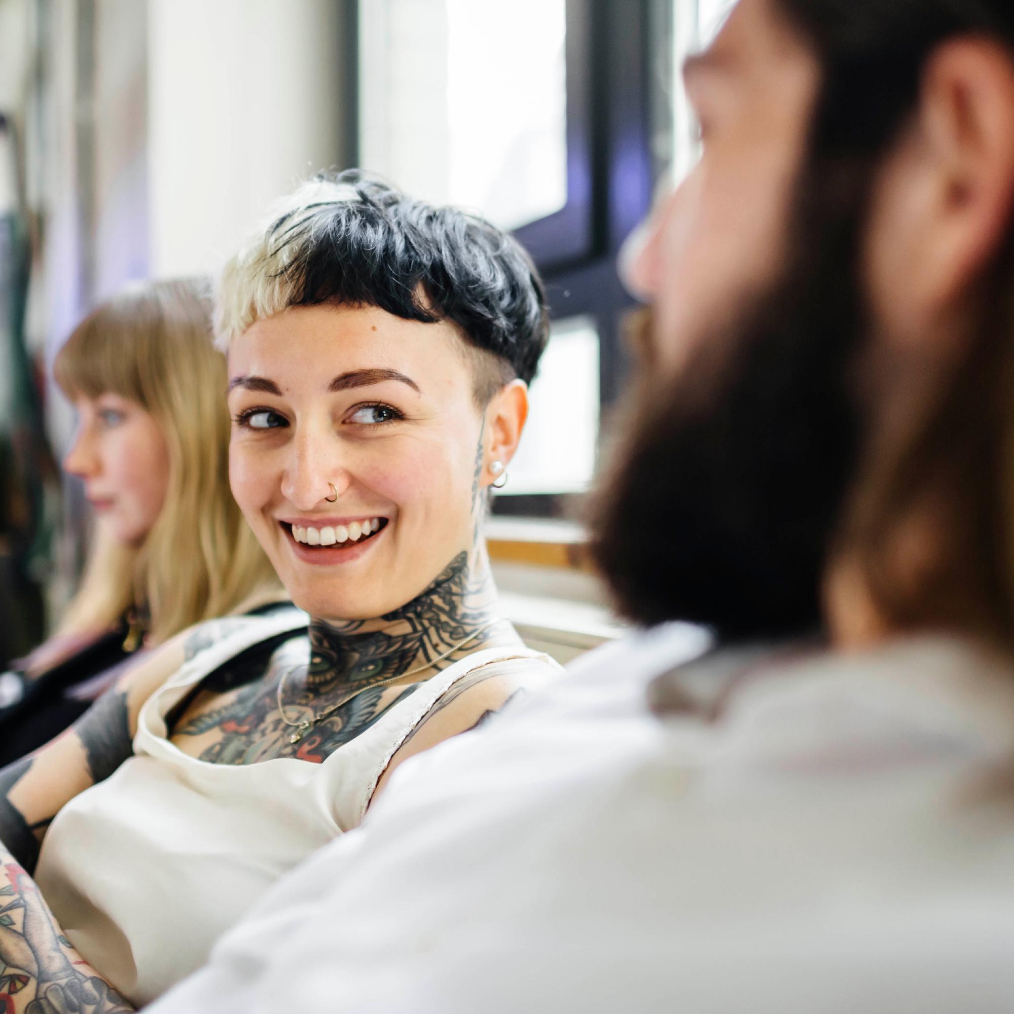 Saako muiden kanssa flirttailla, jos on parisuhteessa? Seksuaaliterapeutti vastaa ja kertoo, mitkä 3 asiaa paljastavat, että olet hyvä flirttailemaan