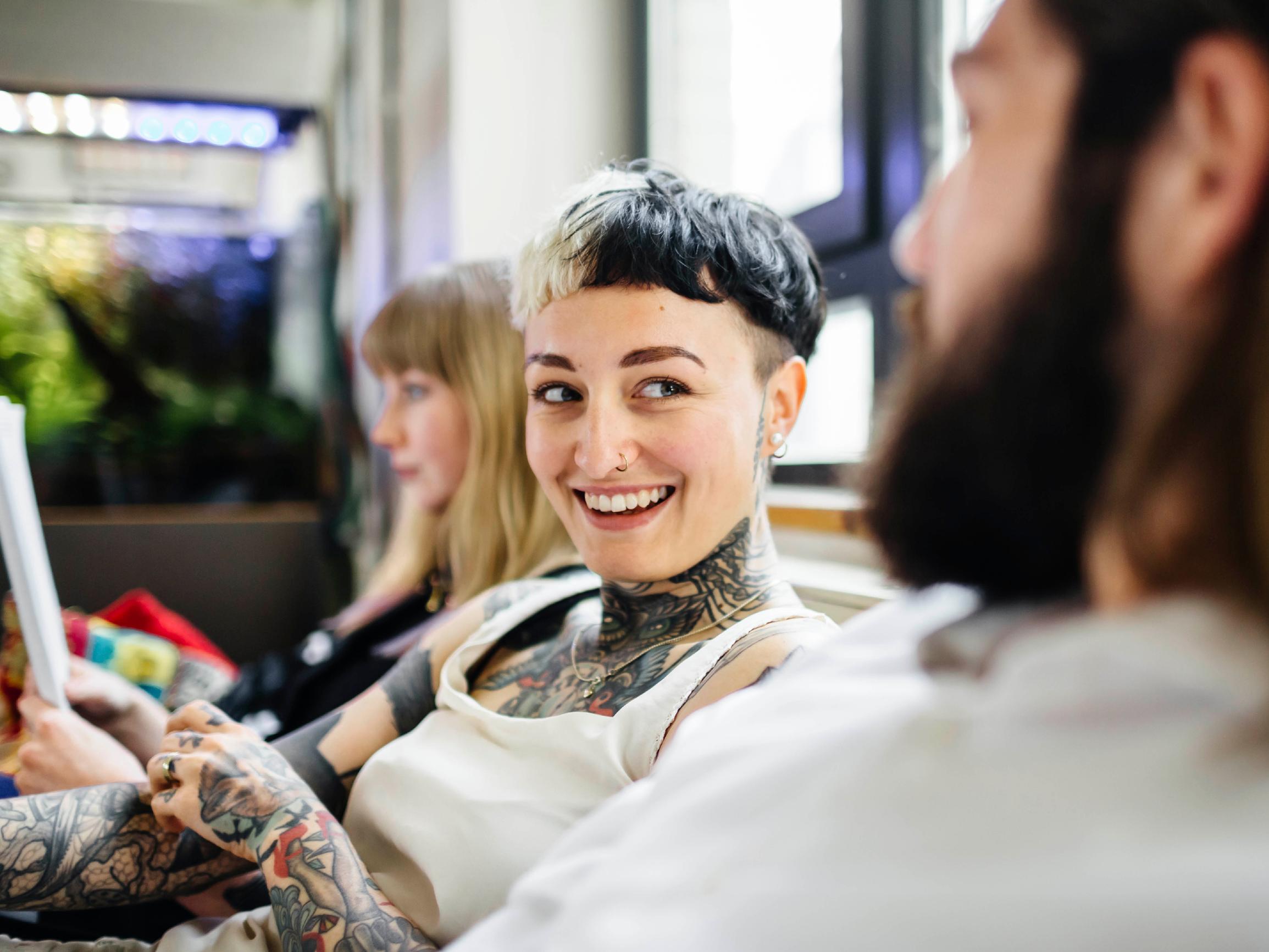 Saako muiden kanssa flirttailla, jos on parisuhteessa? Seksuaaliterapeutti vastaa ja kertoo, mitkä 3 asiaa paljastavat, että olet hyvä flirttailemaan