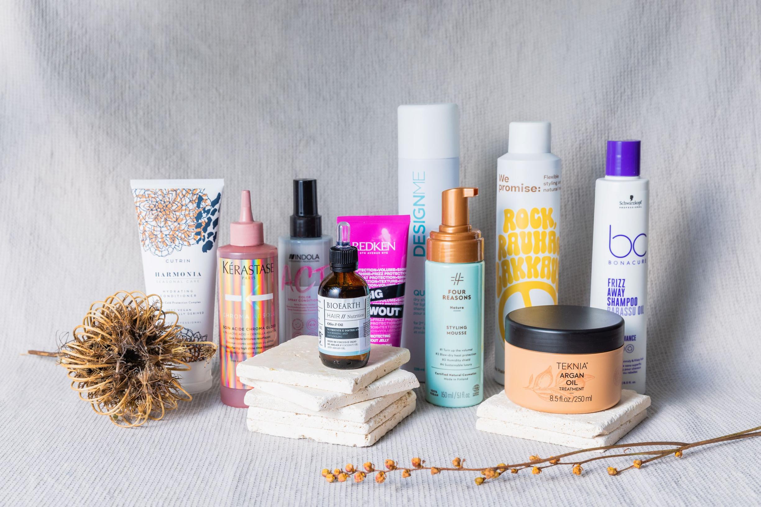 Vuoden 2023 parhaat hiustuotteet ovat tässä! Mukana ovat kotimainen superlakka, pörrötukan shampoo ja muut hiustesi uudet suosikit