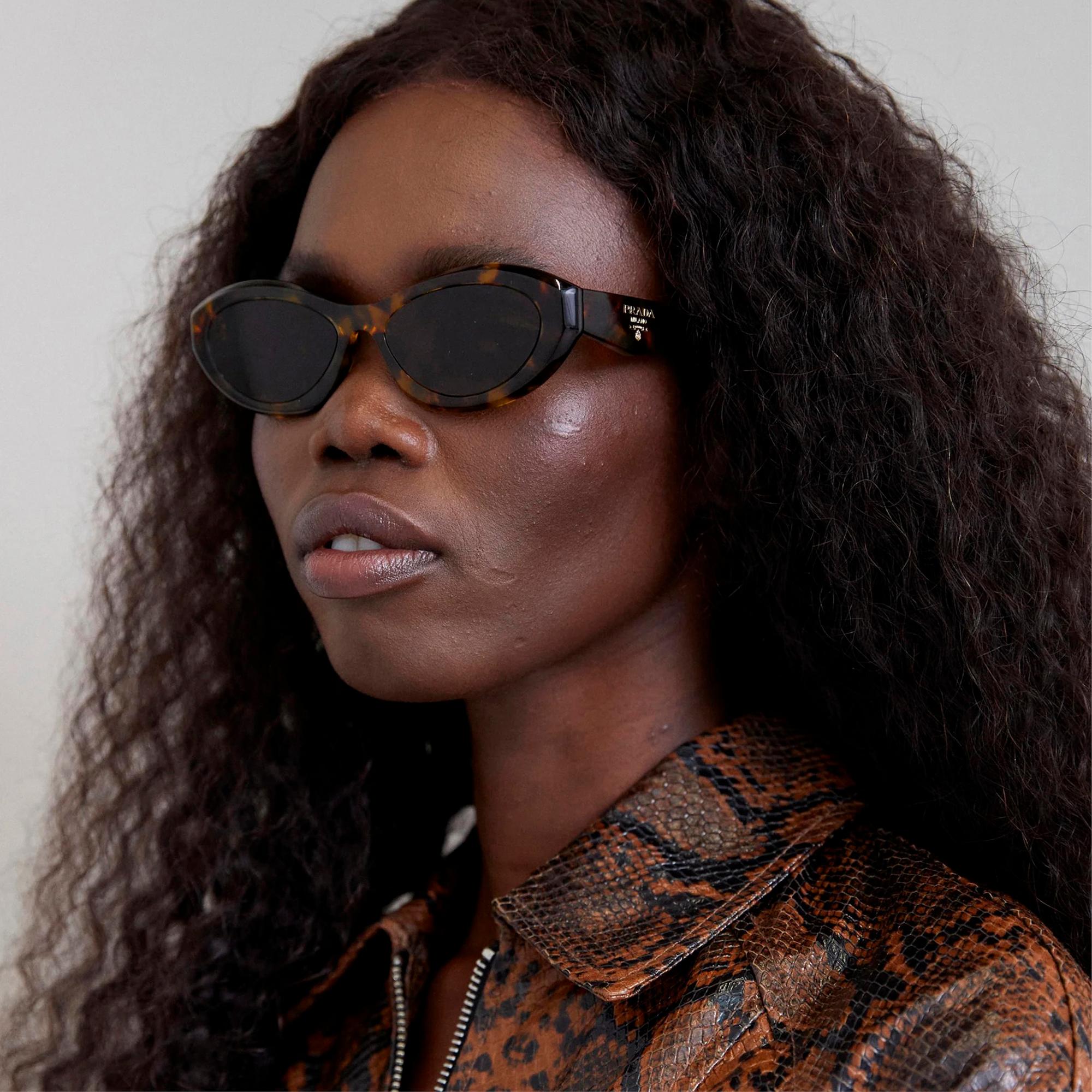 370 e, Prada/Zalando.